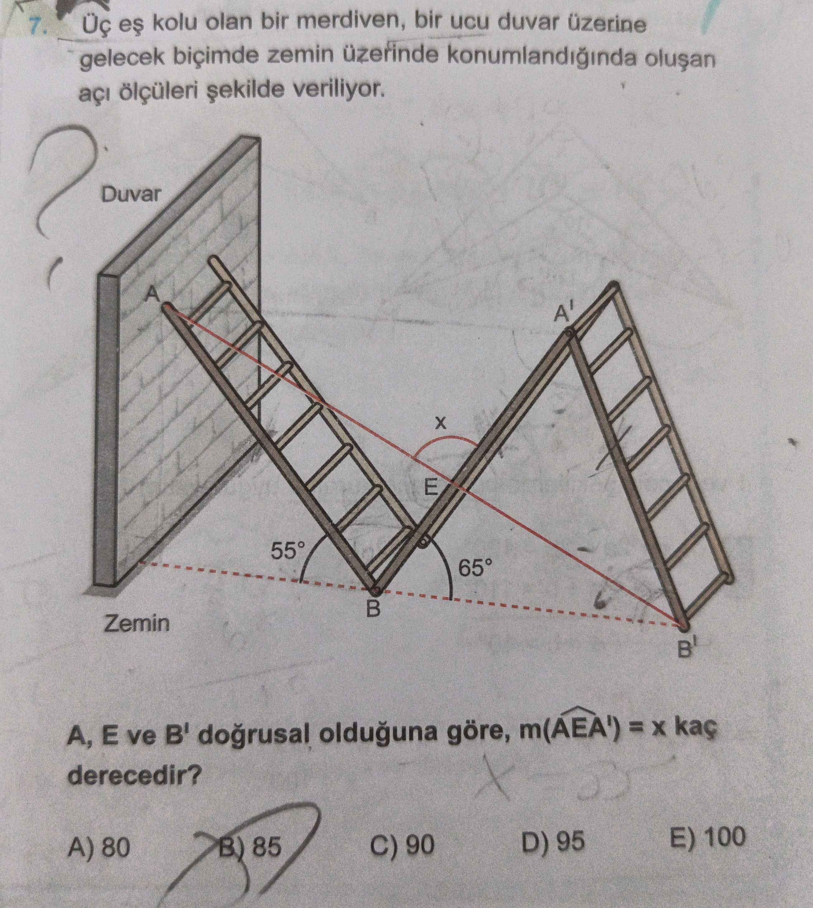 Üç eş kolu olan bir merdiven, bir ucu duvar üzerine gelecek biçimde zemin üzerinde konumlandığında