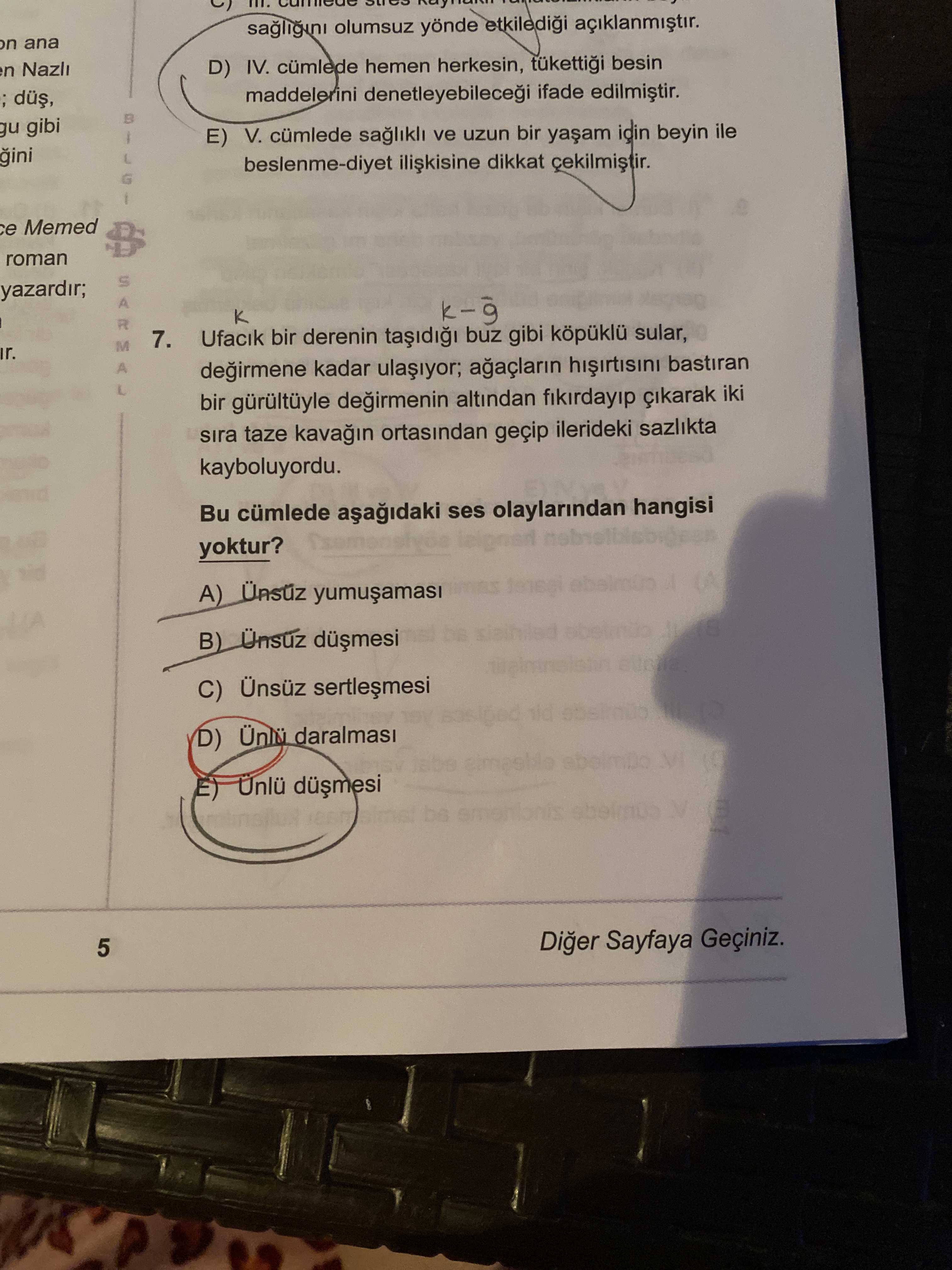 Ufacık bir derenin taşıdığı buz gibi köpüklü sular, değirmene kadar ulaşıyor; ağaçların hışırtısını