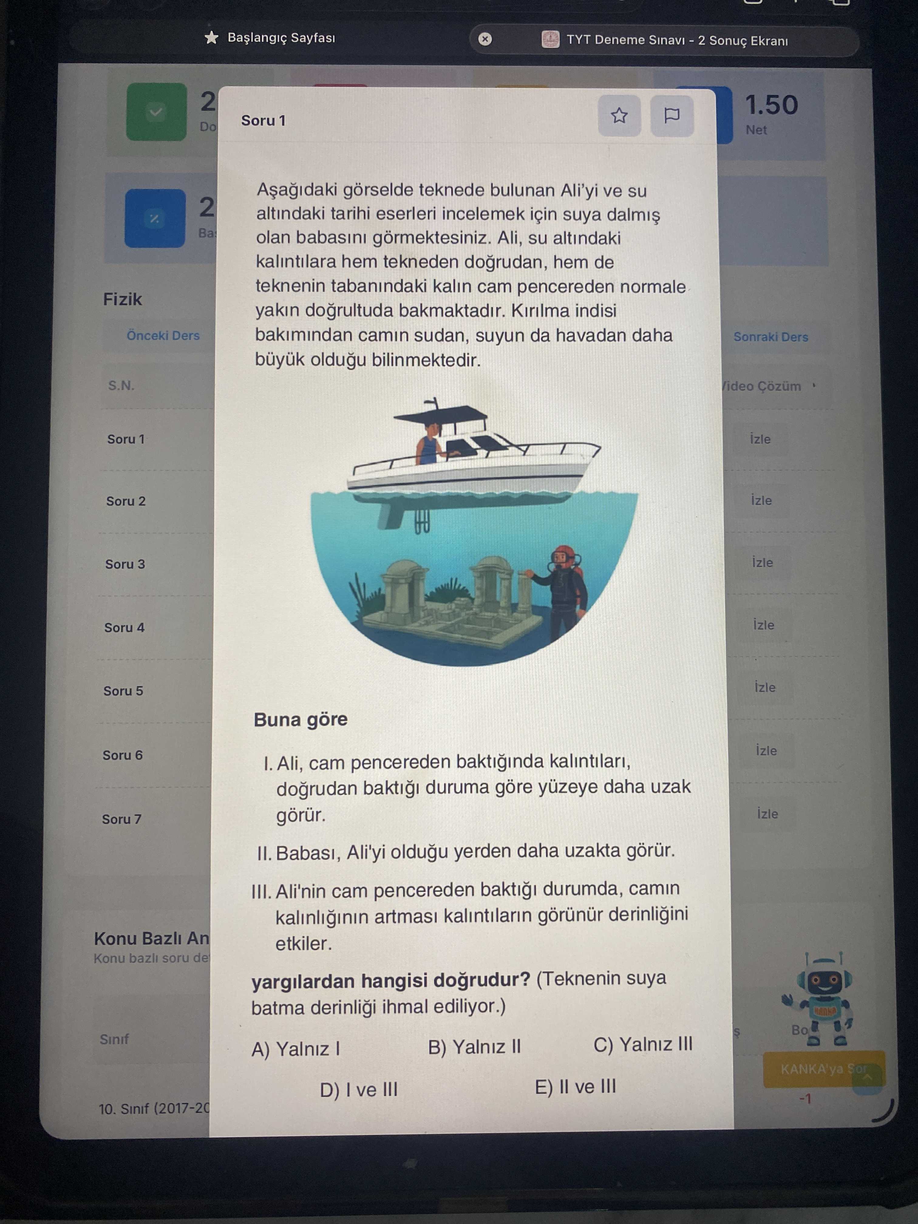 Aşağıdaki görselde teknede bulunan Ali'yi ve su altındaki tarihi eserleri incelemek için suya dalmış