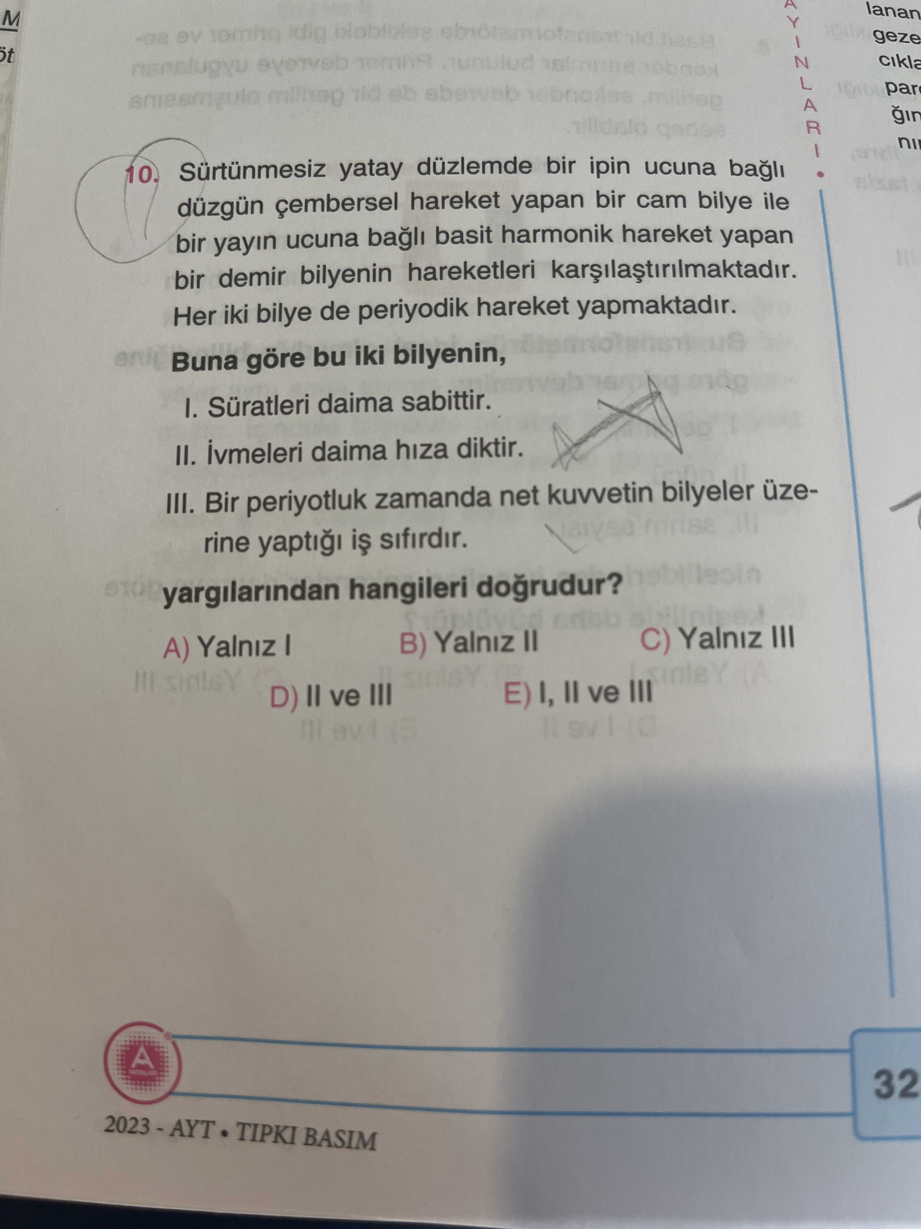 Sürtünmesiz yatay düzlemde bir ipin ucuna bağlı düzgün çembersel hareket yapan bir cam bilye ile bir