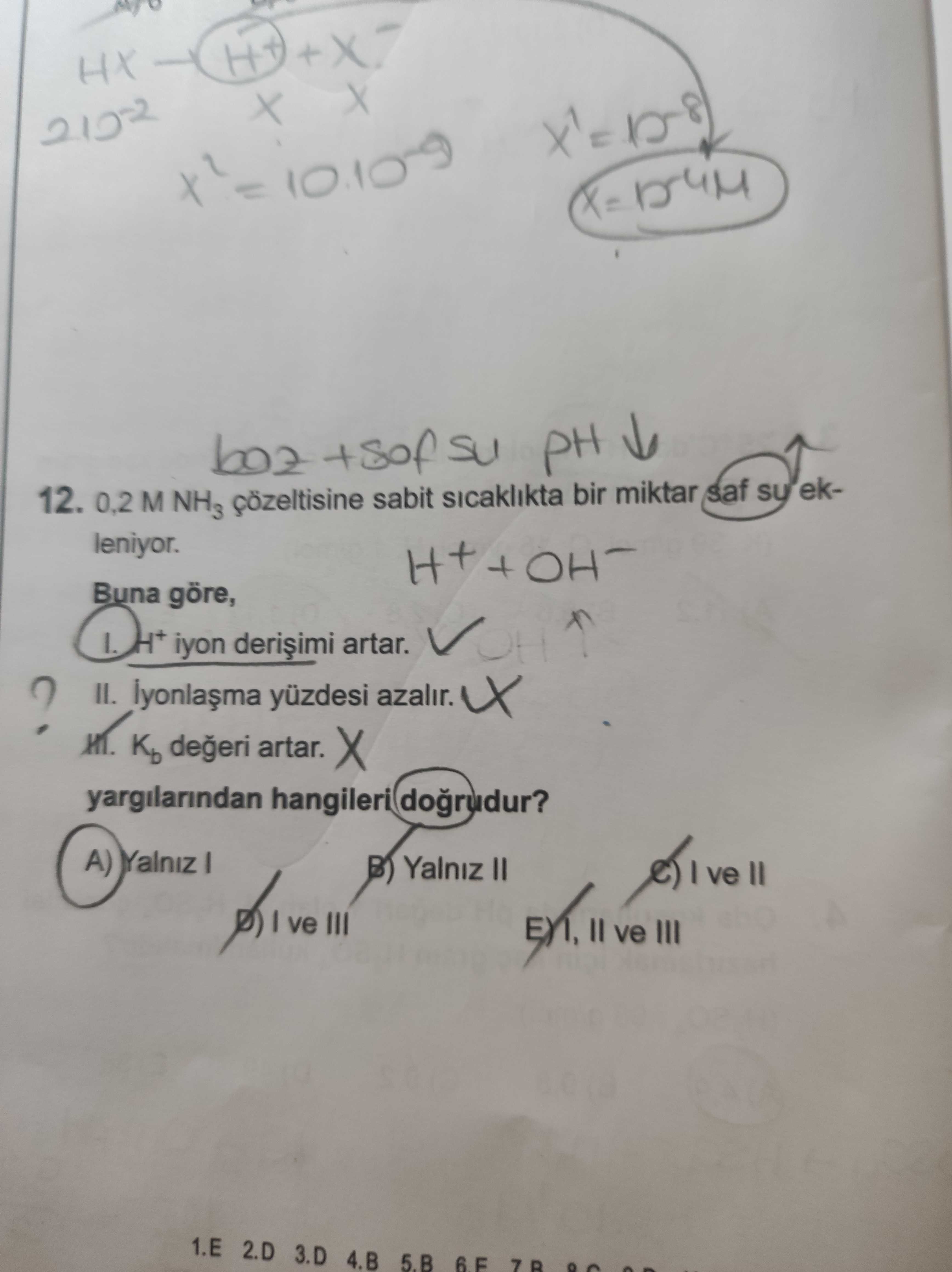 0,2 M NH₃ çözeltisine sabit sıcaklıkta bir miktar saf su ekleniyor. Buna göre, I. H⁺ iyon derişimi