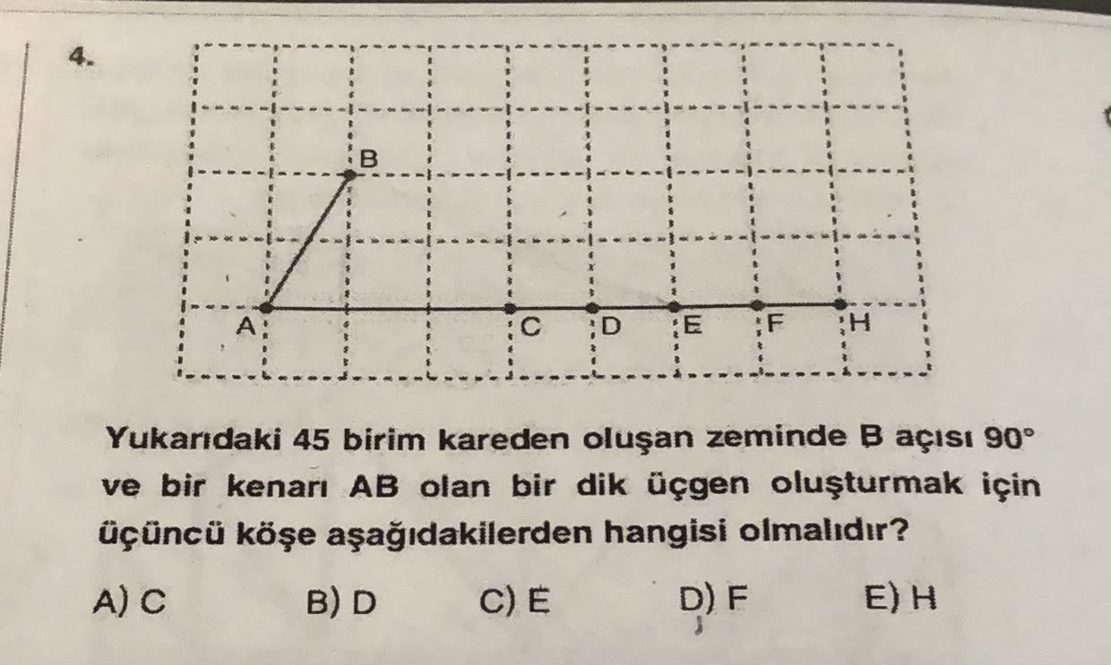 Yukarıdaki 45 birim kareden oluşan zeminde B açısı 90° ve bir kenarı AB olan bir dik üçgen