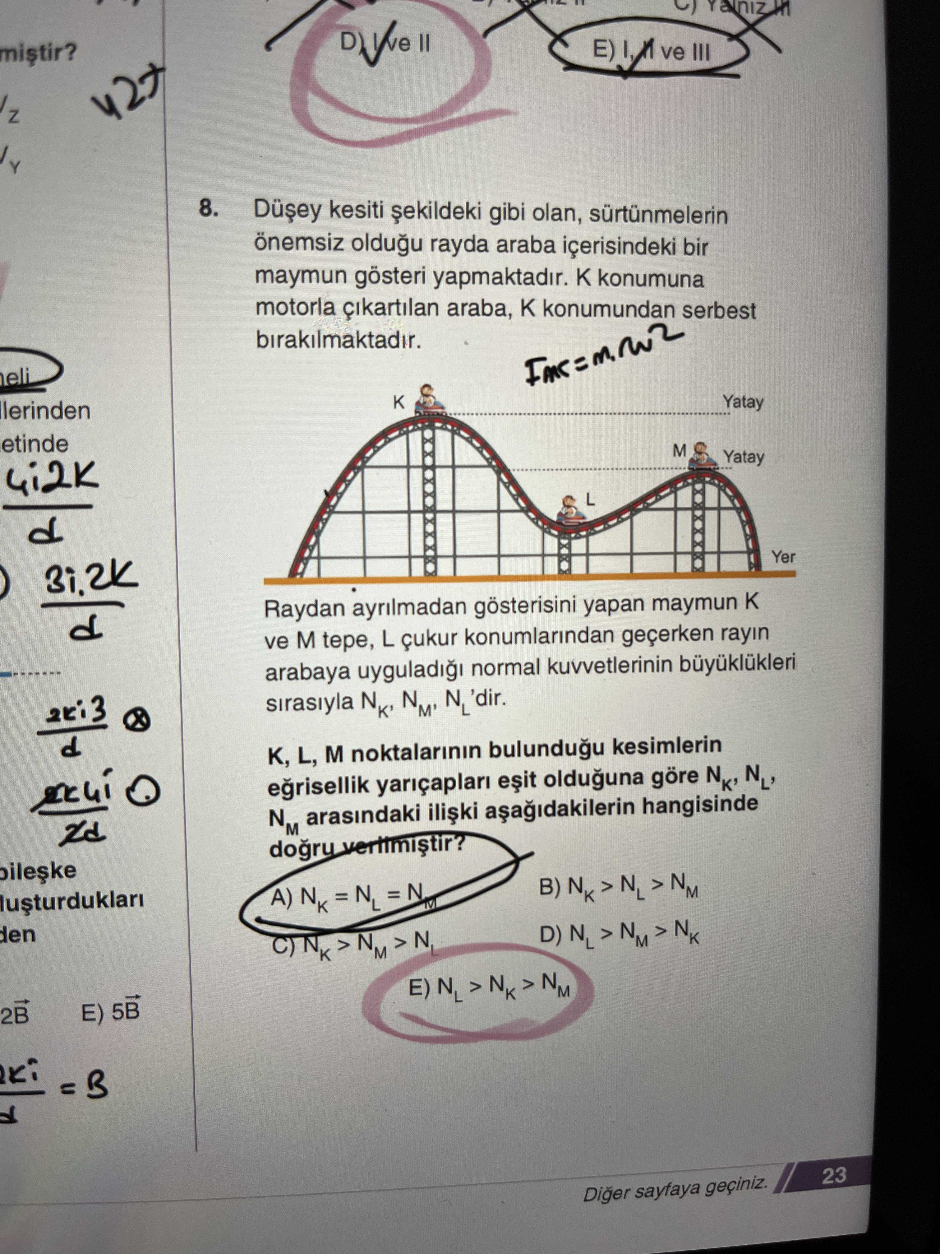 Düşey kesiti şekildeki gibi olan, sürtünmelerin önemsiz olduğu rayda araba içerisindeki bir maymun