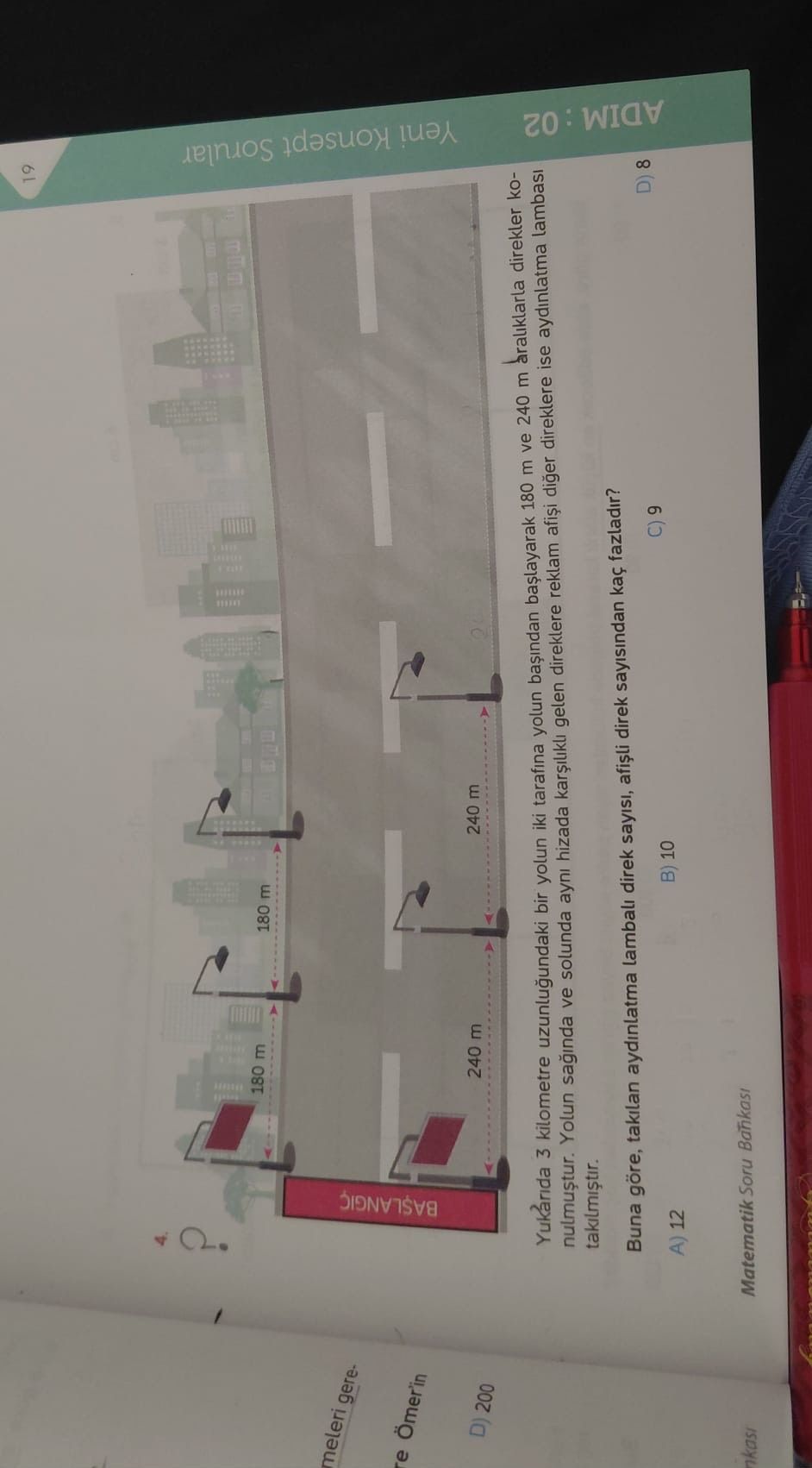 Yukârıda 3 kilometre uzunluğundaki bir yolun iki tarafına yolun başından başlayarak 180 m ve 240 m