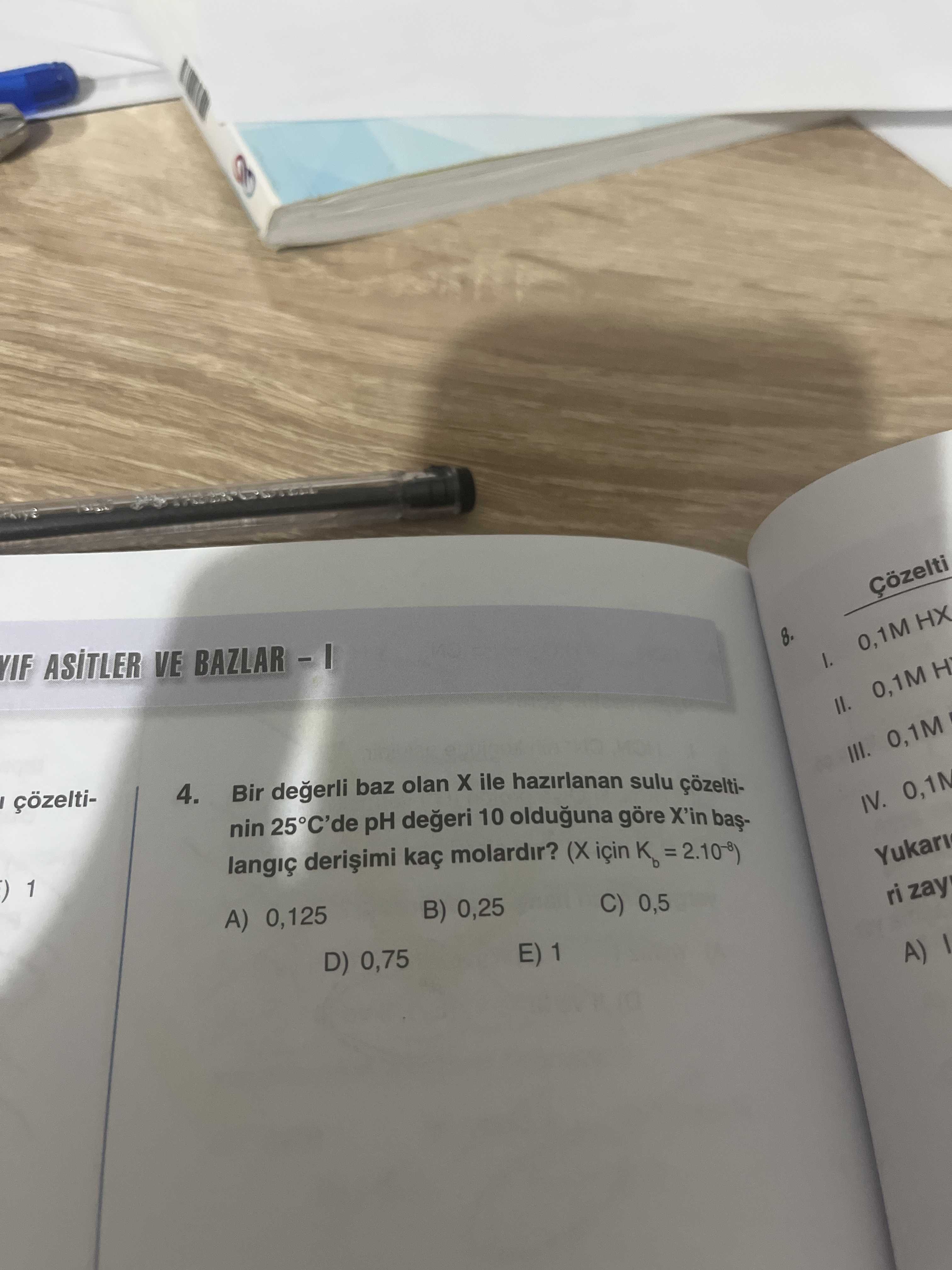 Bir değerli baz olan X ile hazırlanan sulu çözeltinin 25°C'de pH değeri 10 olduğuna göre X'in