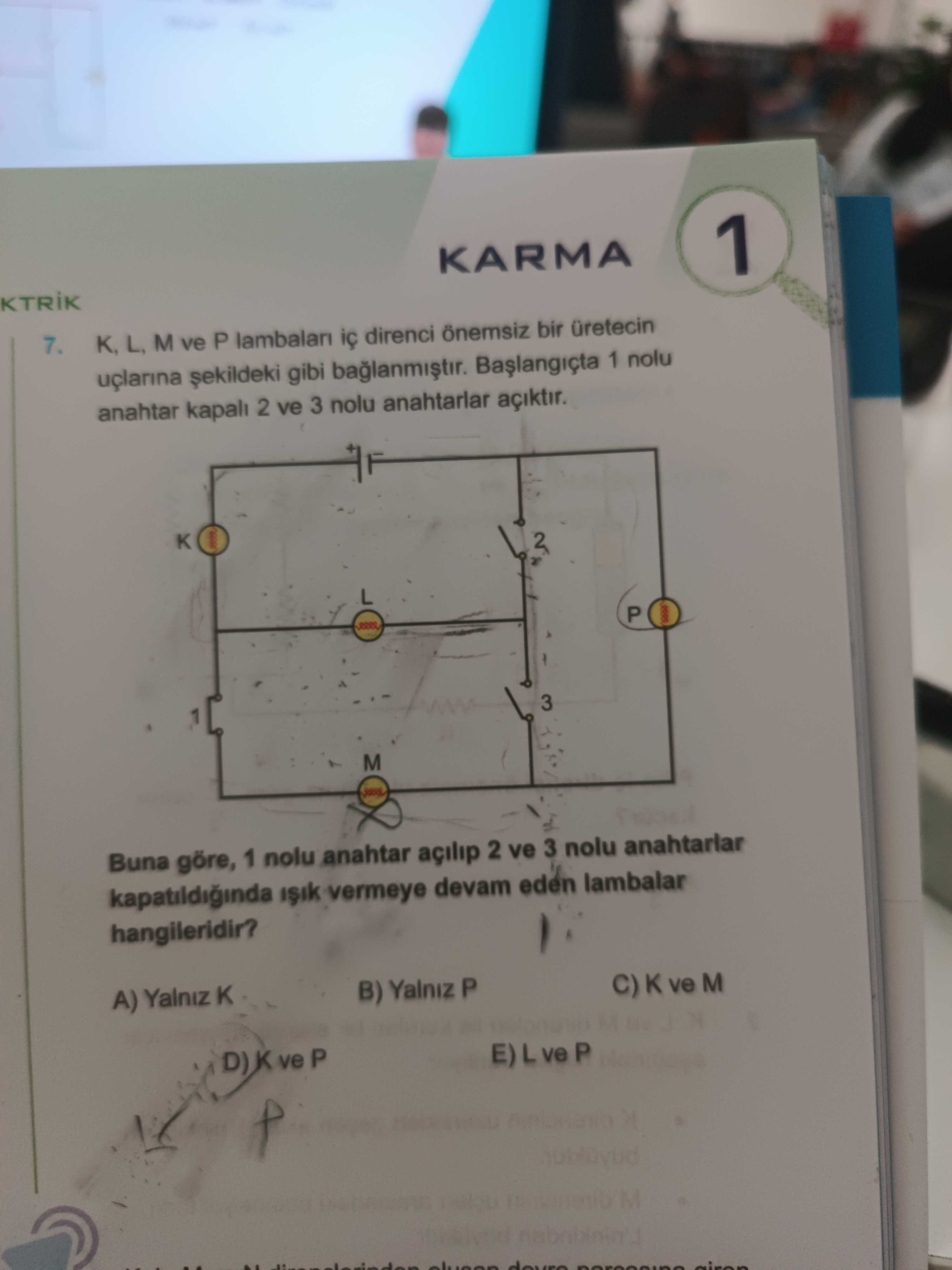 K, L, M ve P lambaları iç direnci önemsiz bir üretecin uçlarına şekildeki gibi bağlanmıştır