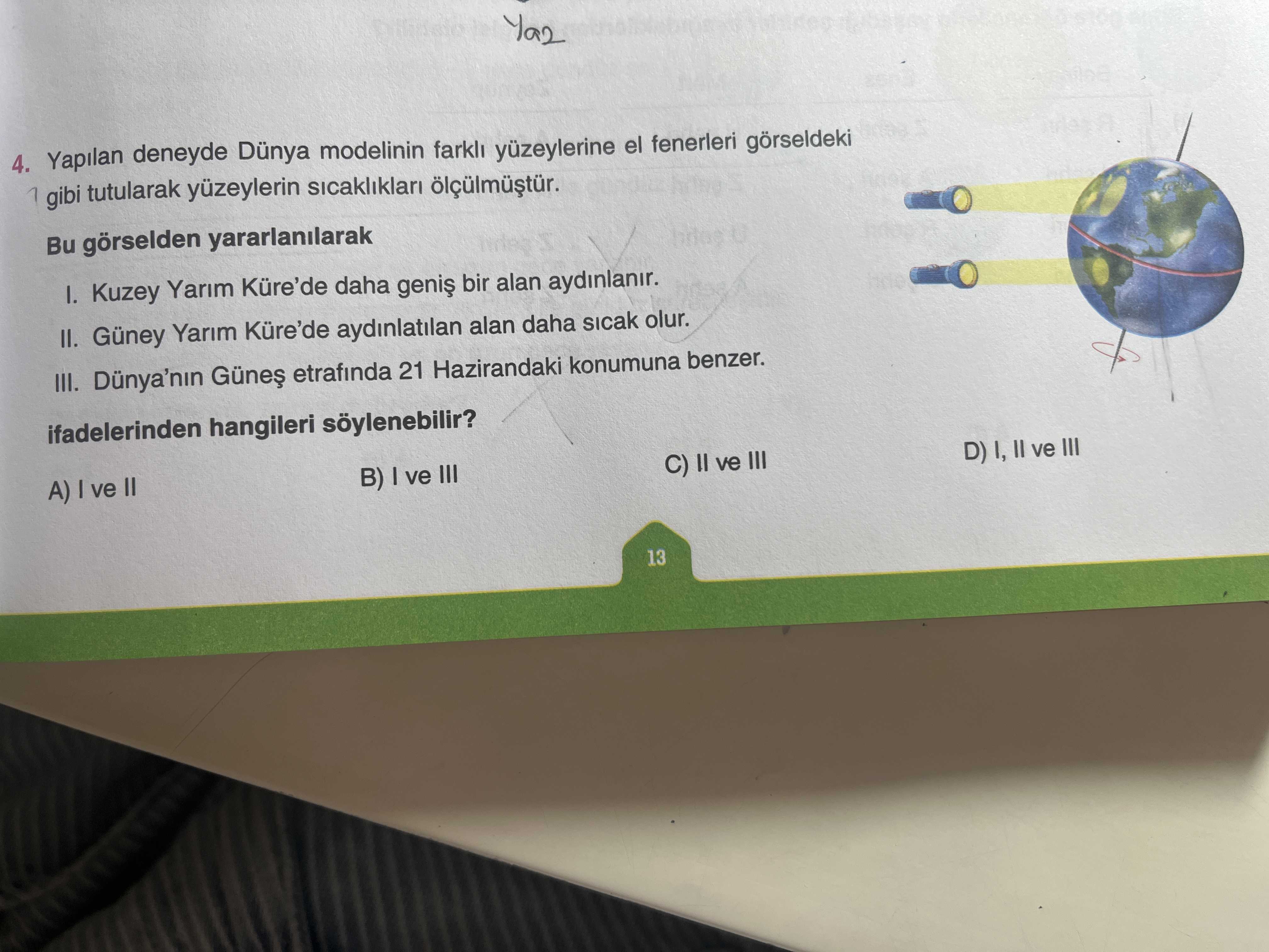 Yapılan deneyde Dünya modelinin farklı yüzeylerine el fenerleri görseldeki gibi tutularak yüzeylerin