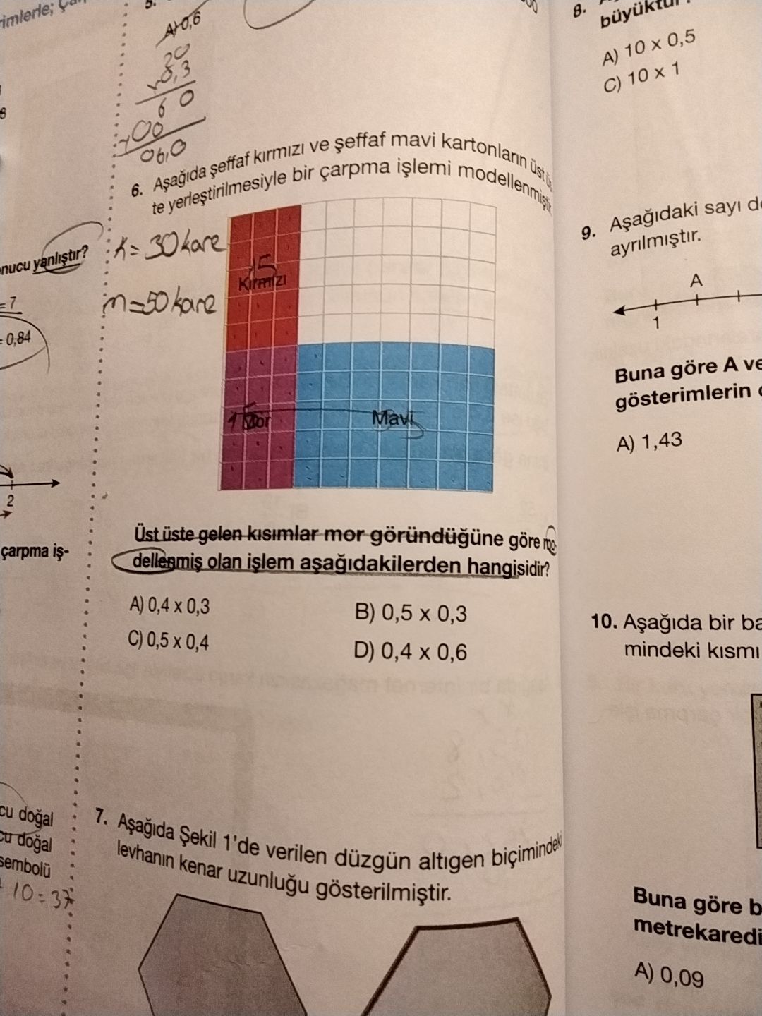 Aşağıda şeffaf kırmızı ve şeffaf mavi kartonların üst üste yerleştirilmesiyle bir çarpma işlemi