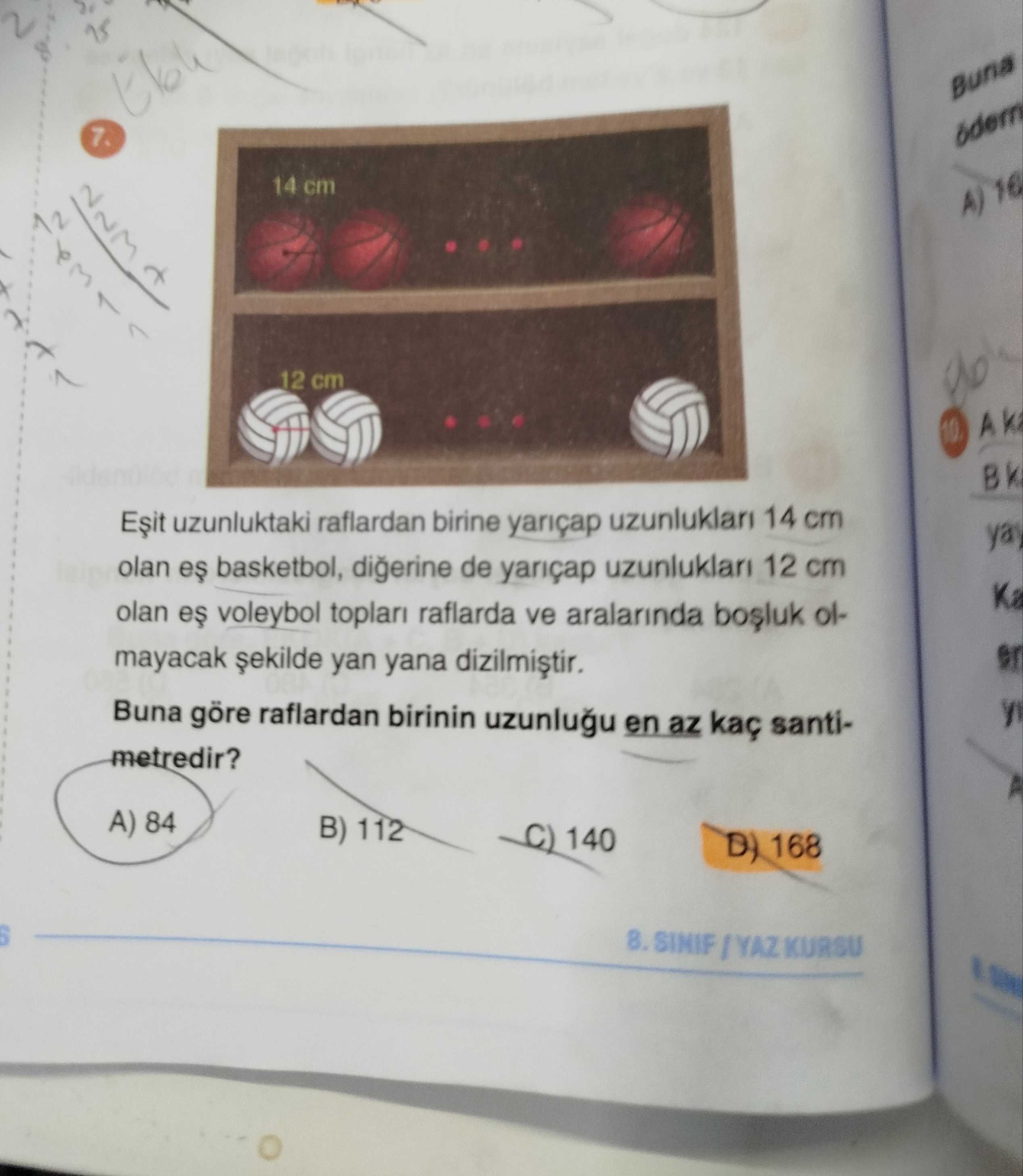 Eşit uzunluktaki raflardan birine yarıçap uzunlukları 14 cm olan eş basketbol, diğerine de yarıçap
