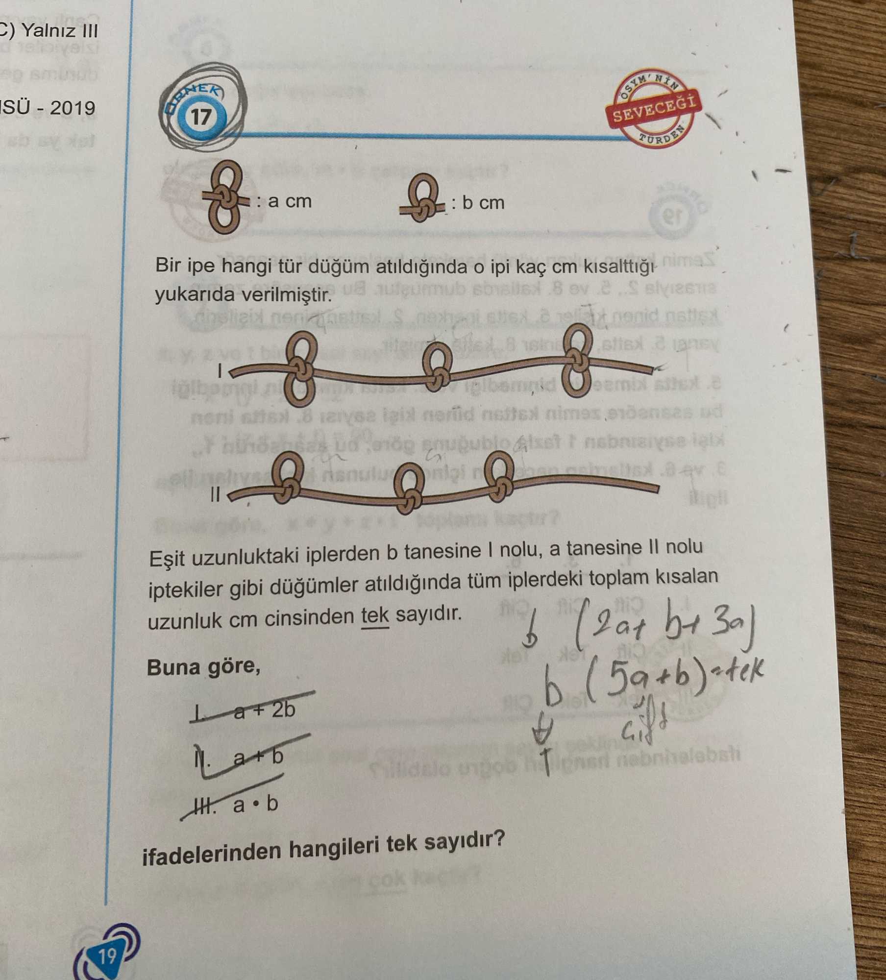 Bir ipe hangi tür düğüm atıldığında o ipi kaç cm kısalttığı yukarıda verilmiştir. Eşit uzunluktaki
