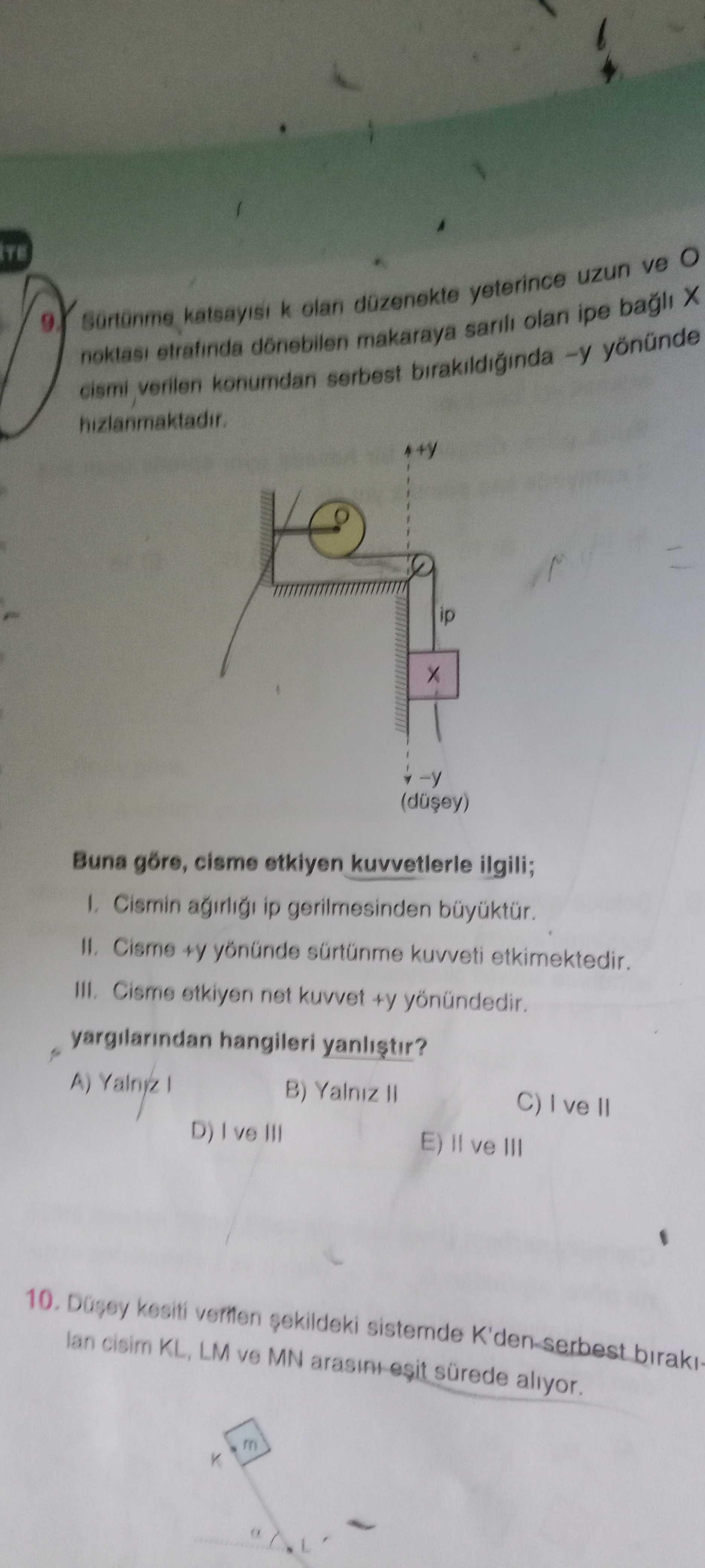 Sürtünme katsayısı k olan düzenekte yeterince uzun ve O noktası etrafında dönebilen makaraya sarılı