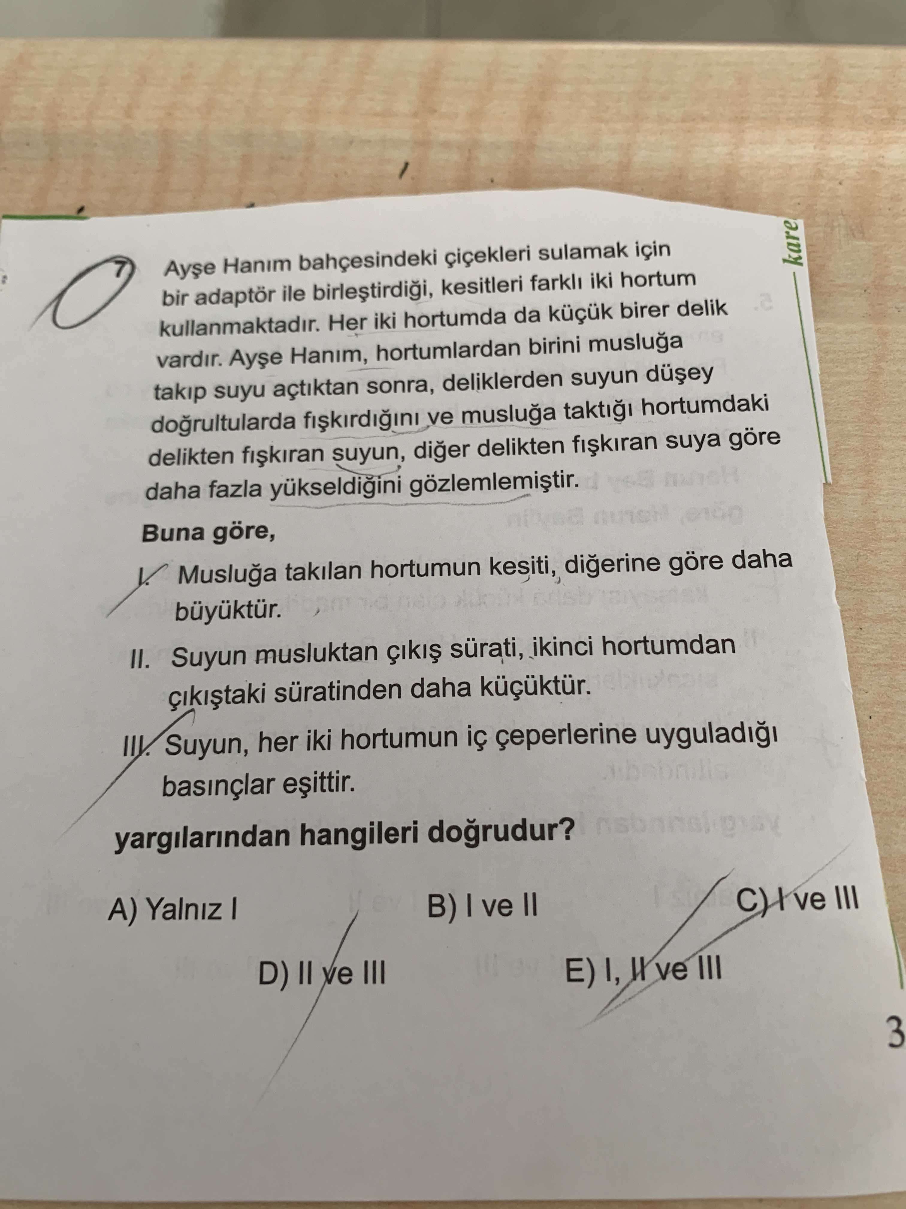 Ayşe Hanım bahçesindeki çiçekleri sulamak için bir adaptör ile birleştirdiği, kesitleri farklı iki