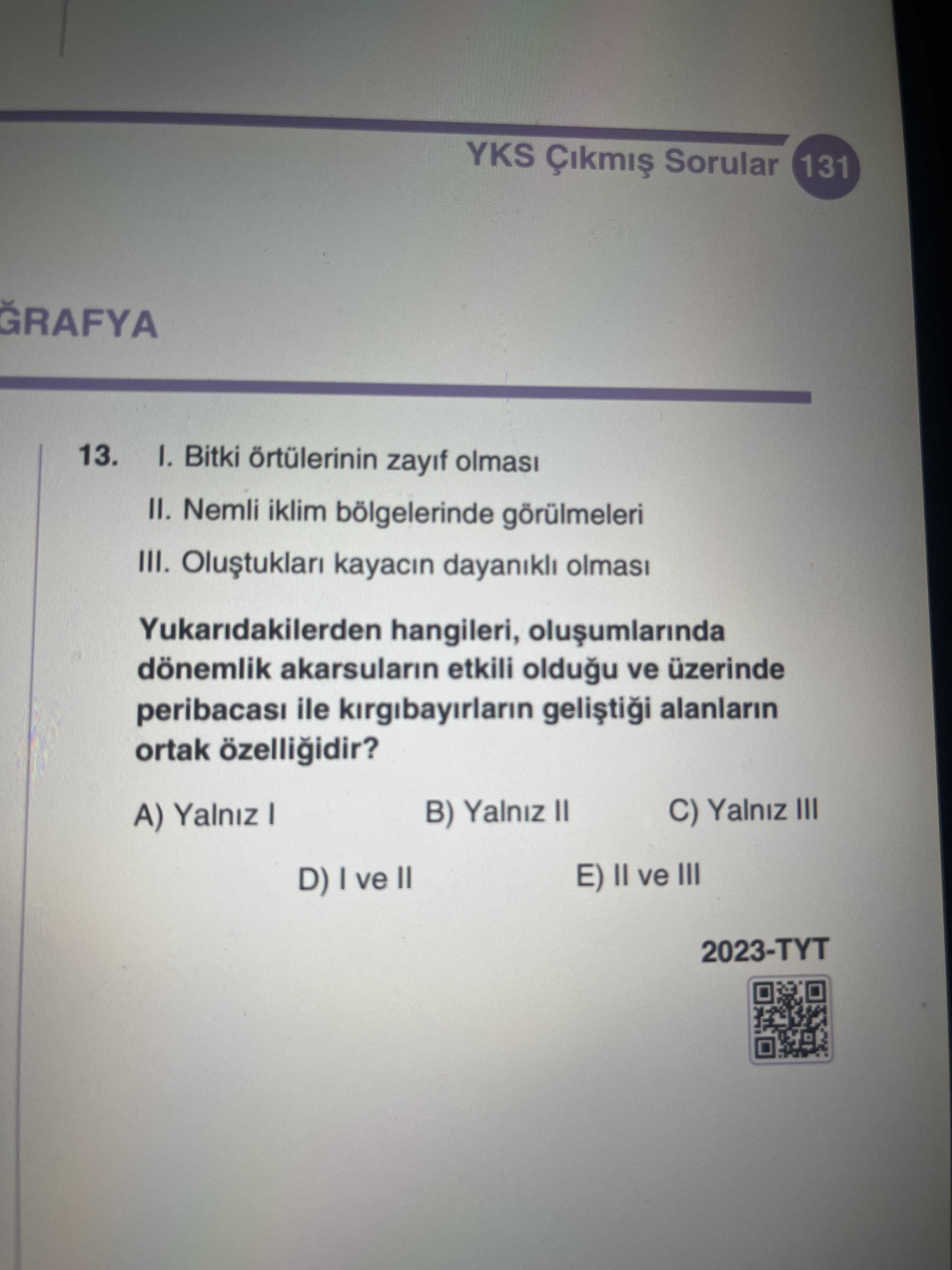 I. Bitki örtülerinin zayıf olması II. Nemli iklim bölgelerinde görülmeleri III. Oluştukları kayacın