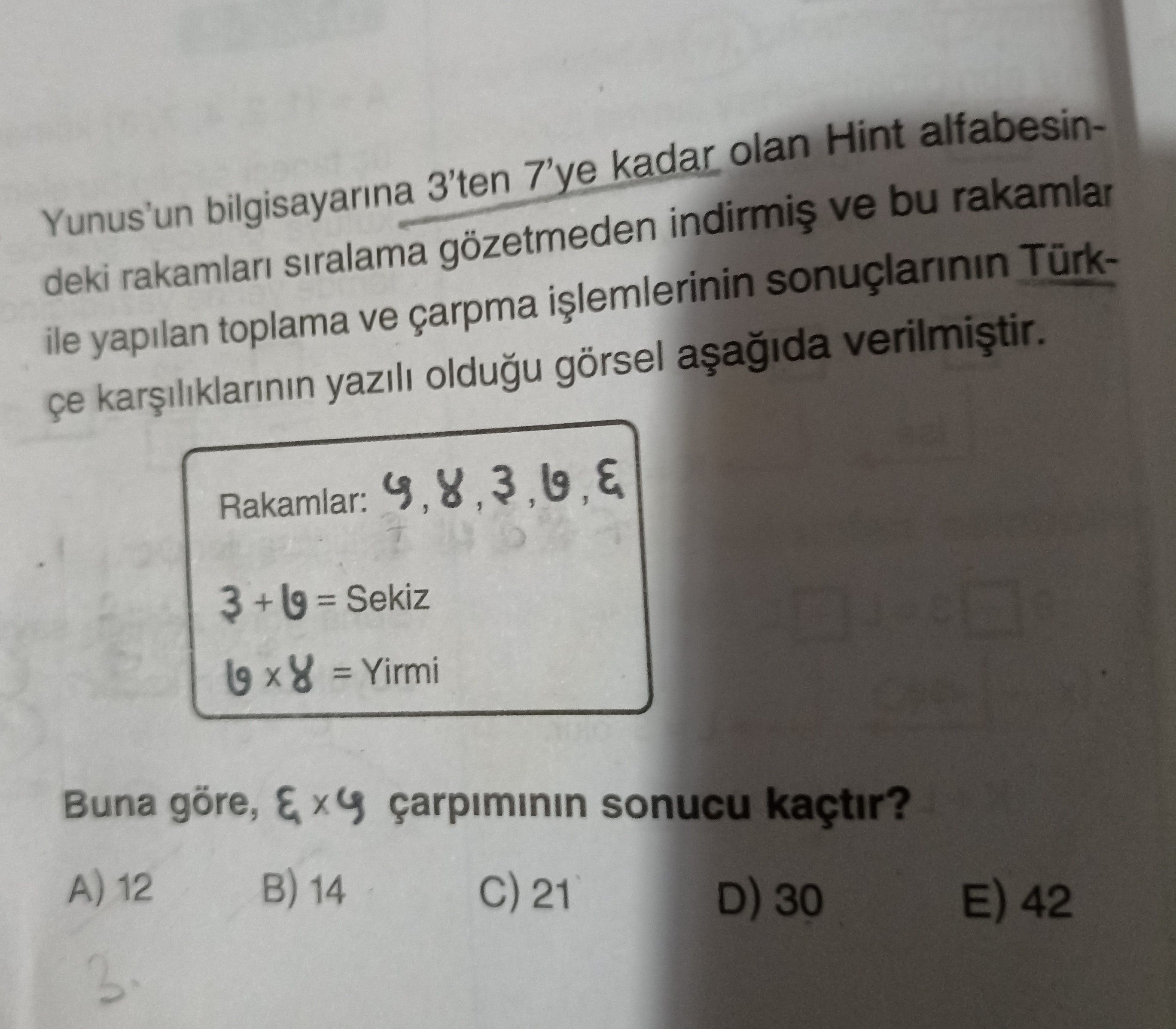 Yunus'un bilgisayarına 3'ten 7'ye kadar olan Hint alfabesindeki rakamları sıralama gözetmeden