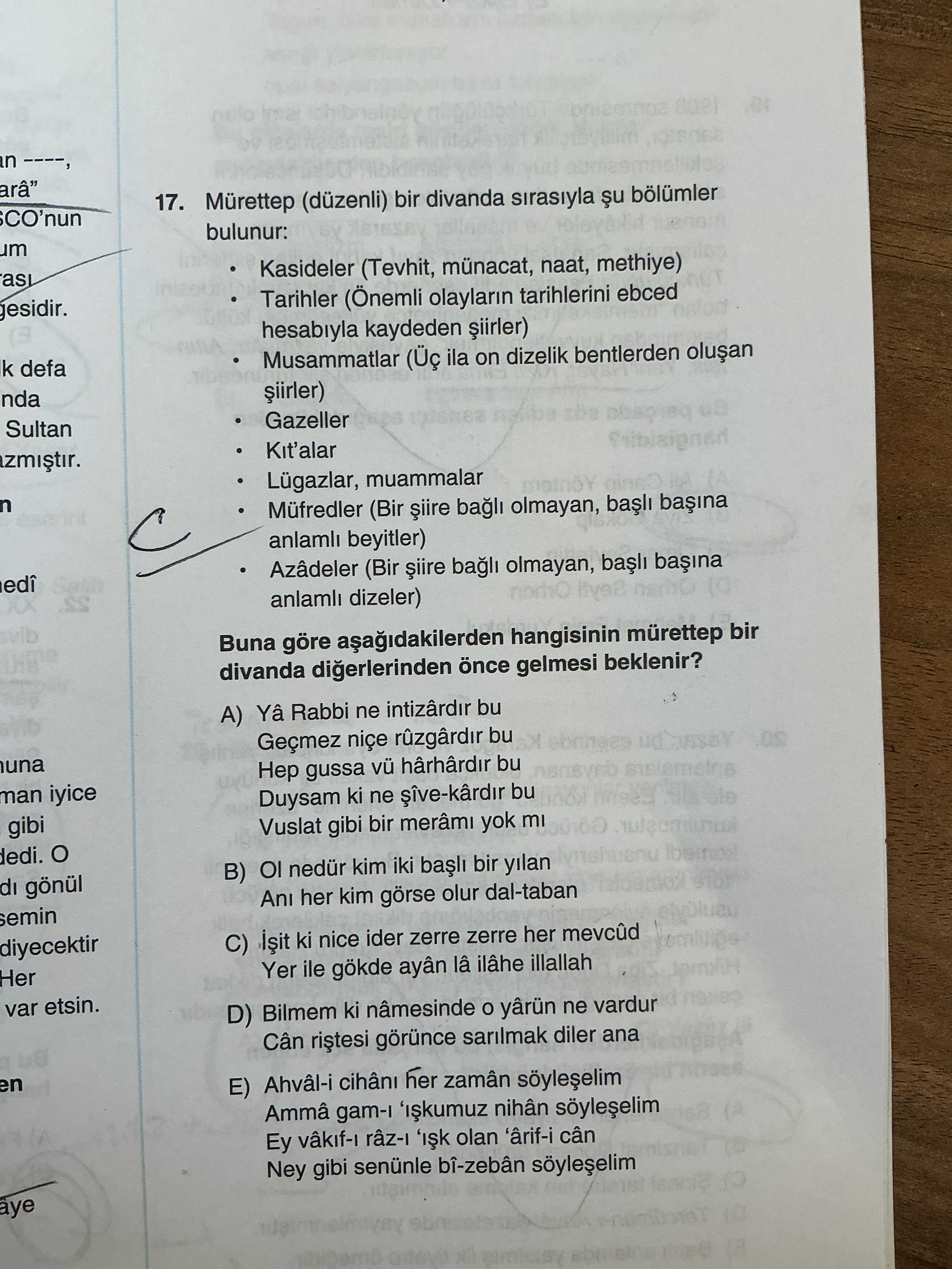Mürettep (düzenli) bir divanda sırasıyla şu bölümler bulunur: • Kasideler (Tevhit, münacat, naat