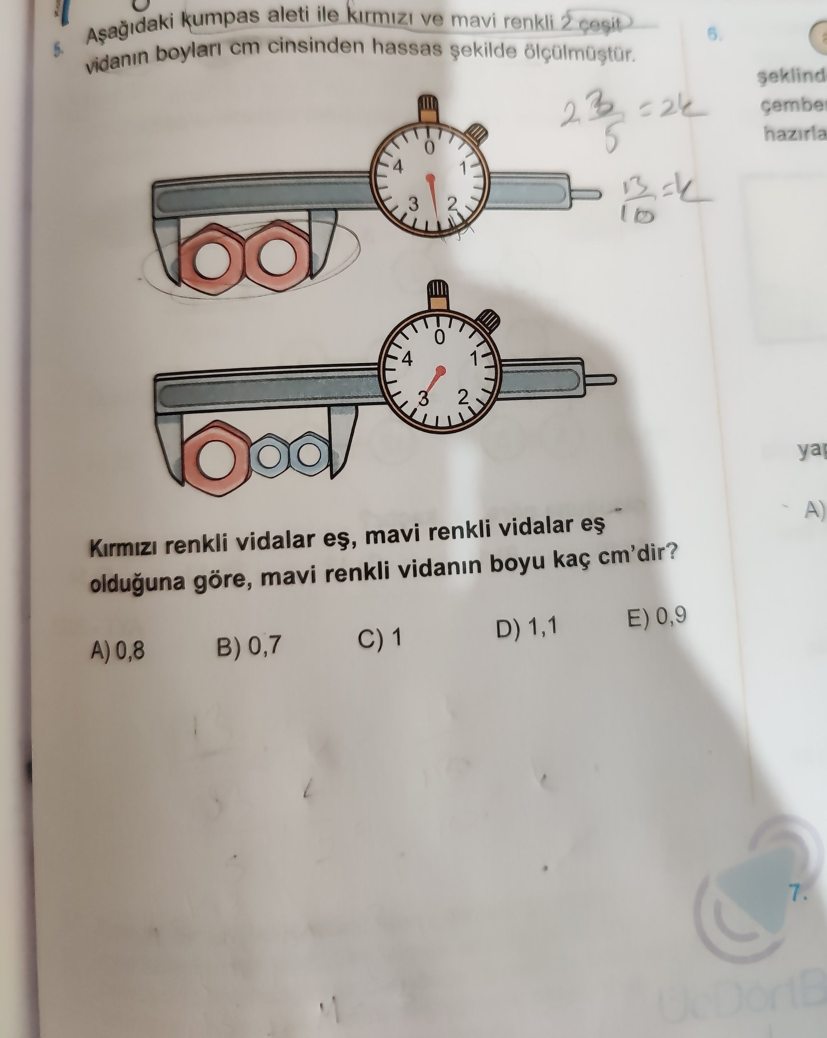 Aşağıdaki kumpas aleti ile kırmızı ve mavi renkli 2 çeşit vidanın boyları cm cinsinden hassas