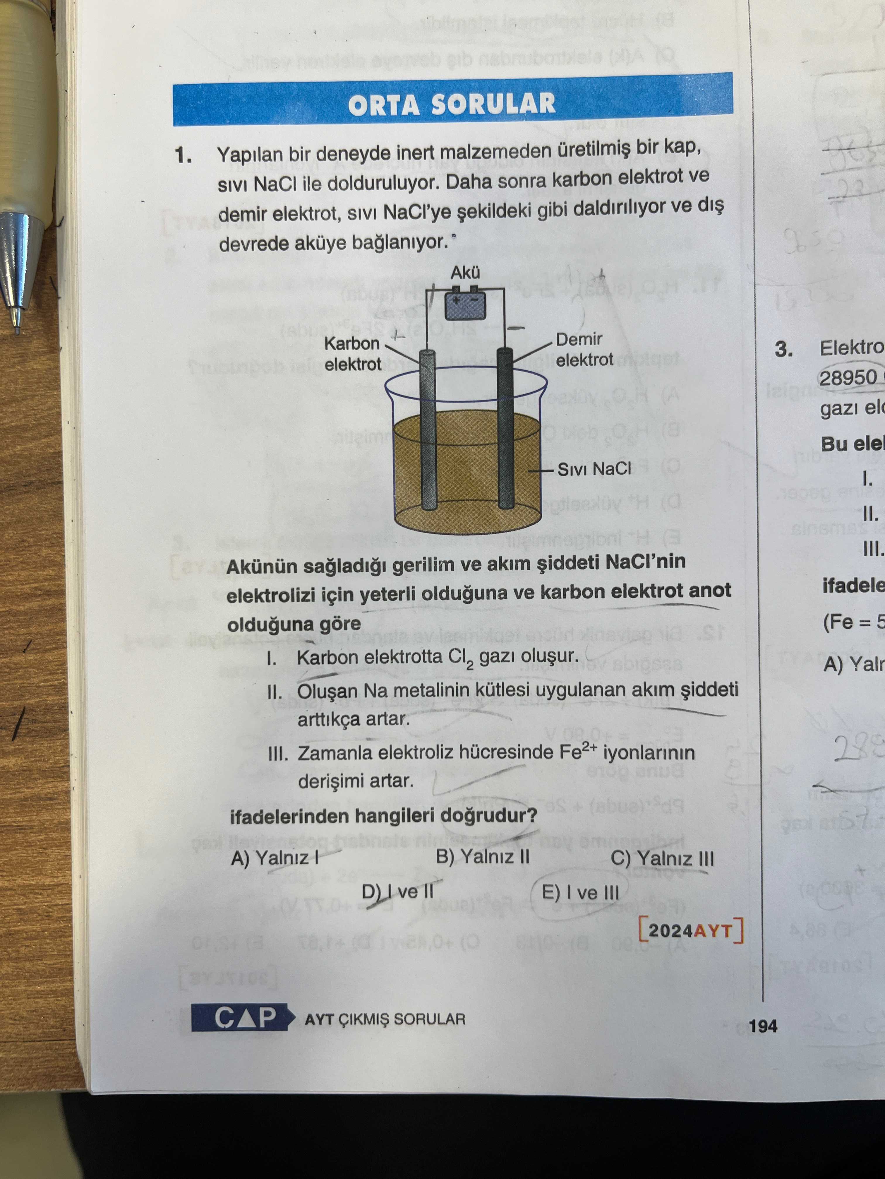 Yapılan bir deneyde inert malzemeden üretilmiş bir kap, sıvı NaCl ile dolduruluyor. Daha sonra