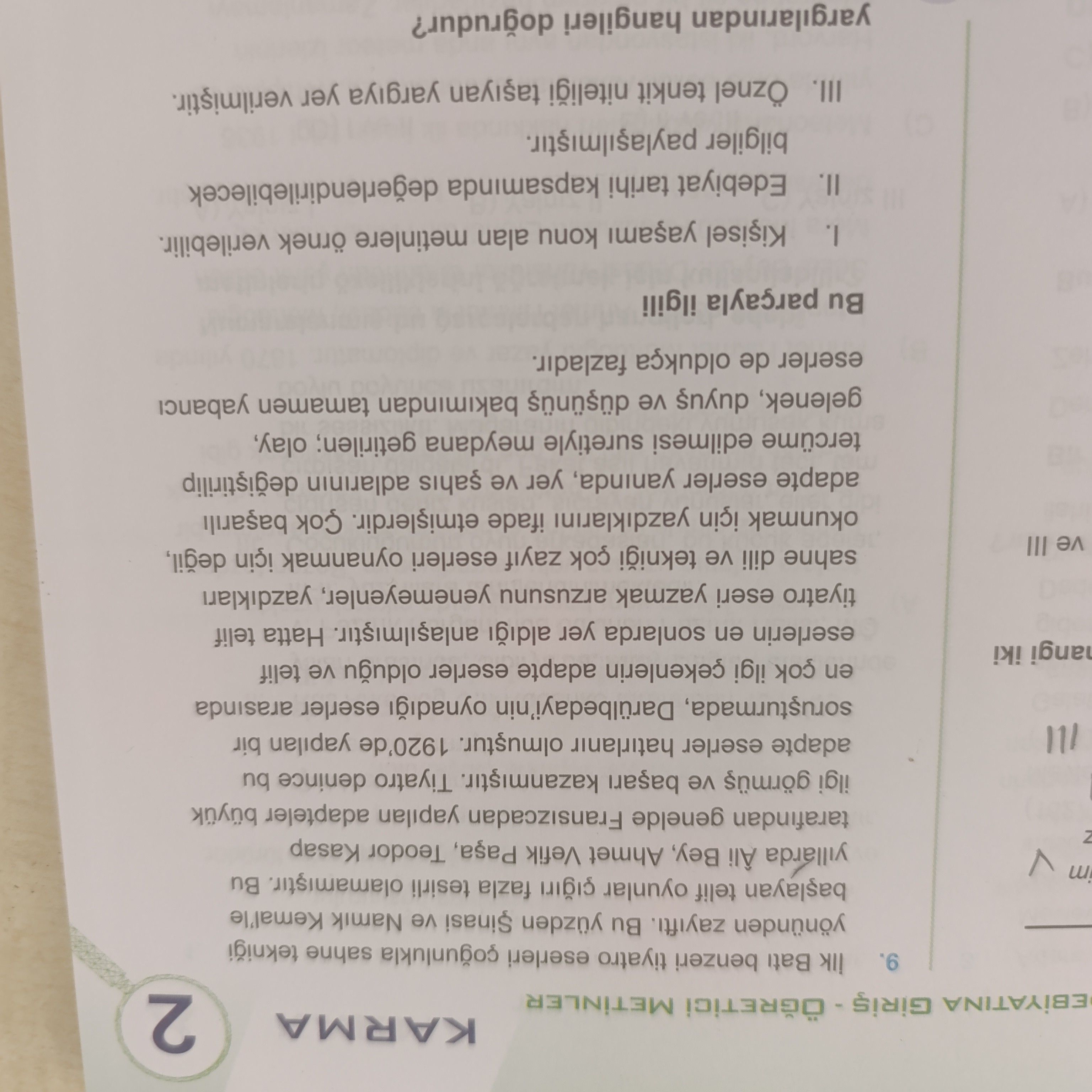 İlk benzen tiyatro eserlerini güçlükle sahne teknigi yönünden zaviyli, bu yüzdan Şinasi ve Namik