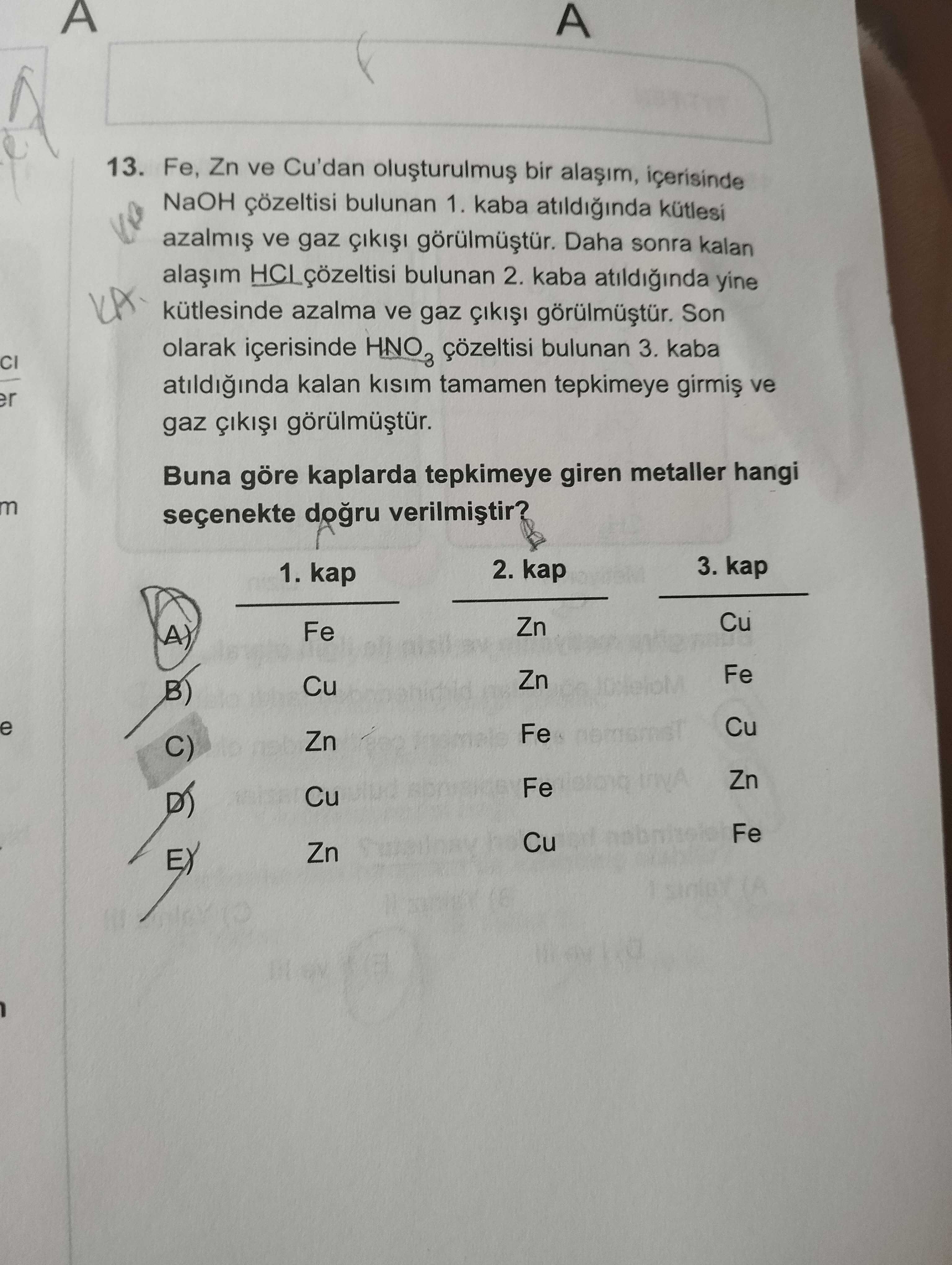 Fe, Zn ve Cu'dan oluşturulmuş bir alaşım, içerisinde NaOH çözeltisi bulunan 1. kaba atıldığında