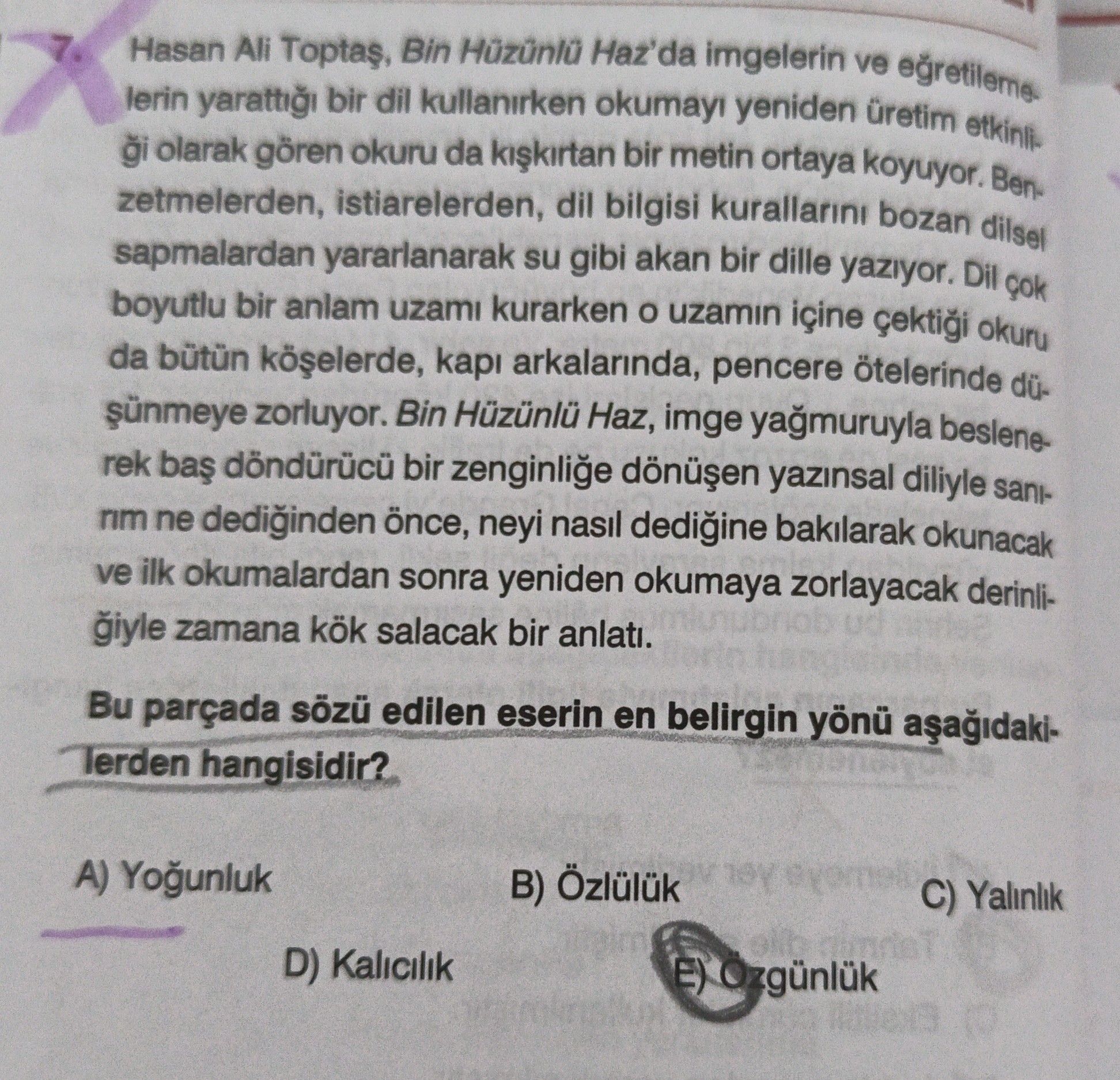 Hasan Ali Toptaş, Bin Hüzünlü Haz'da imgelerin ve eğretilemelerin yarattığı bir dil kullanırken