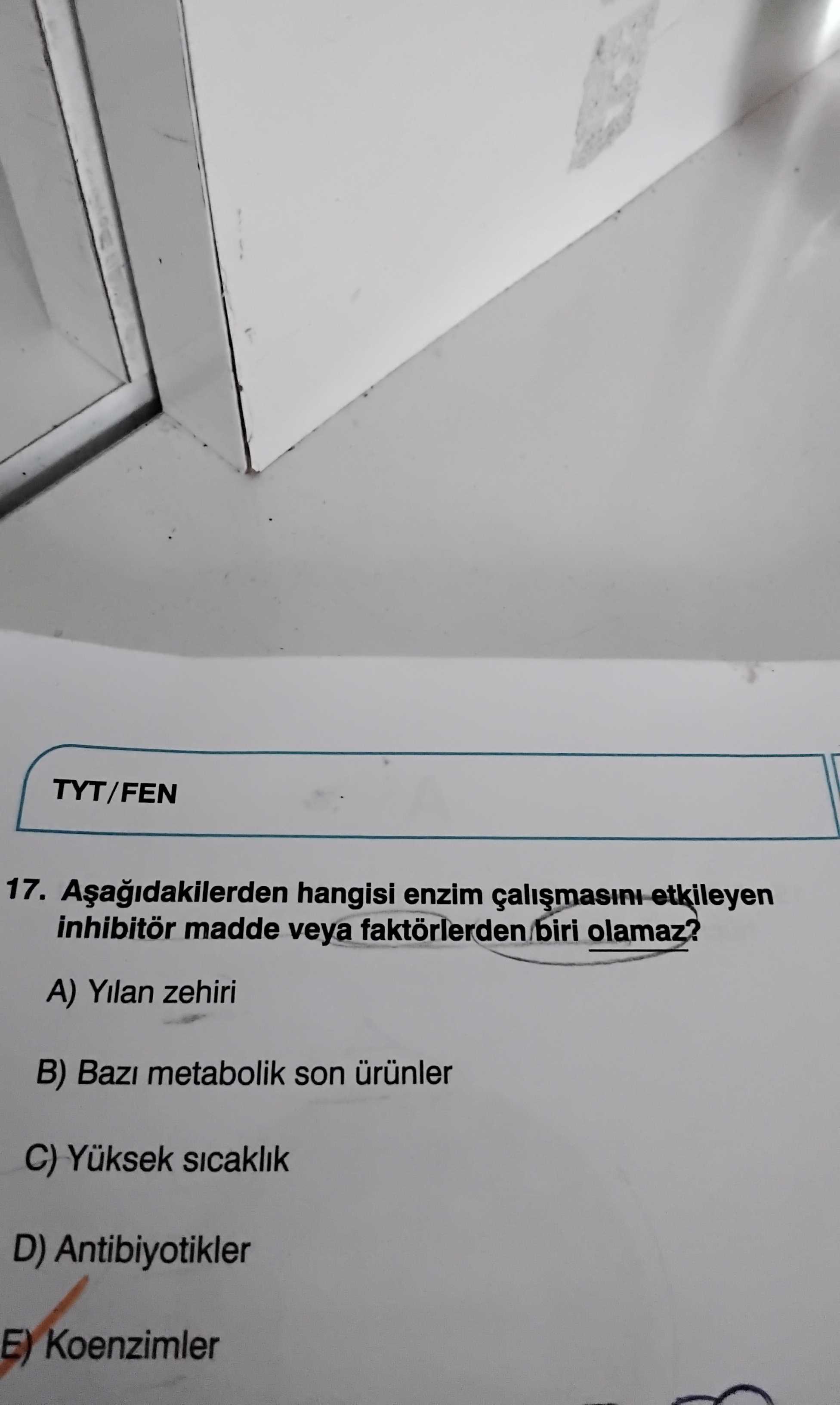 Aşağıdakilerden hangisi enzim çalışmasını etkileyen inhibitör madde veya faktörlerden biri olamaz?