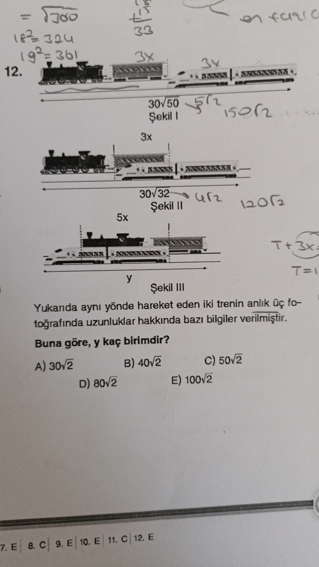 Yukarıda aynı yönde hareket eden iki trenin anlık üç fotoğrafında uzunluklar hakkında bazı bilgiler