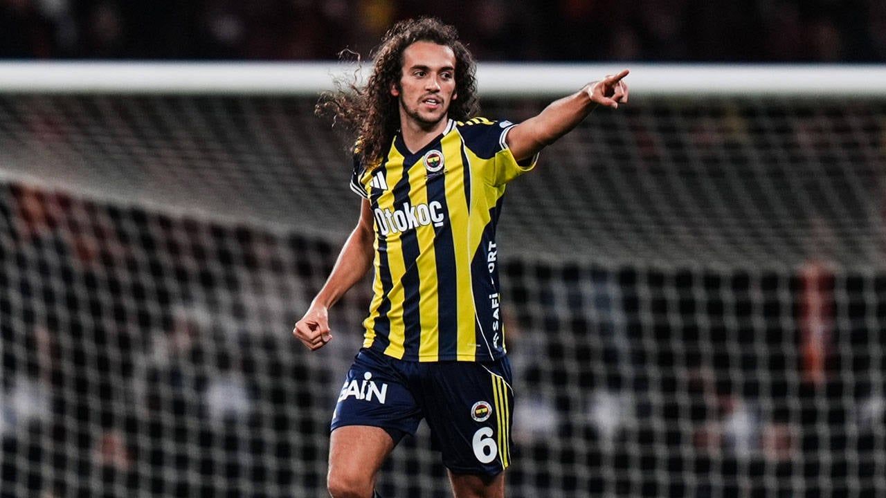 Bu görsel bir Türkçe dersi sorusu içermiyor. Görselde bir futbolcu fotoğrafı bulunmaktadır. [ŞEKIL