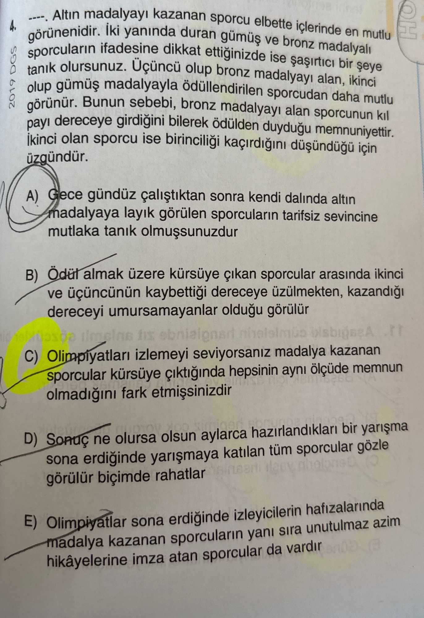 ----. Altın madalyayı kazanan sporcu elbette içlerinde en mutlu görünenidir. İki yanında duran gümüş