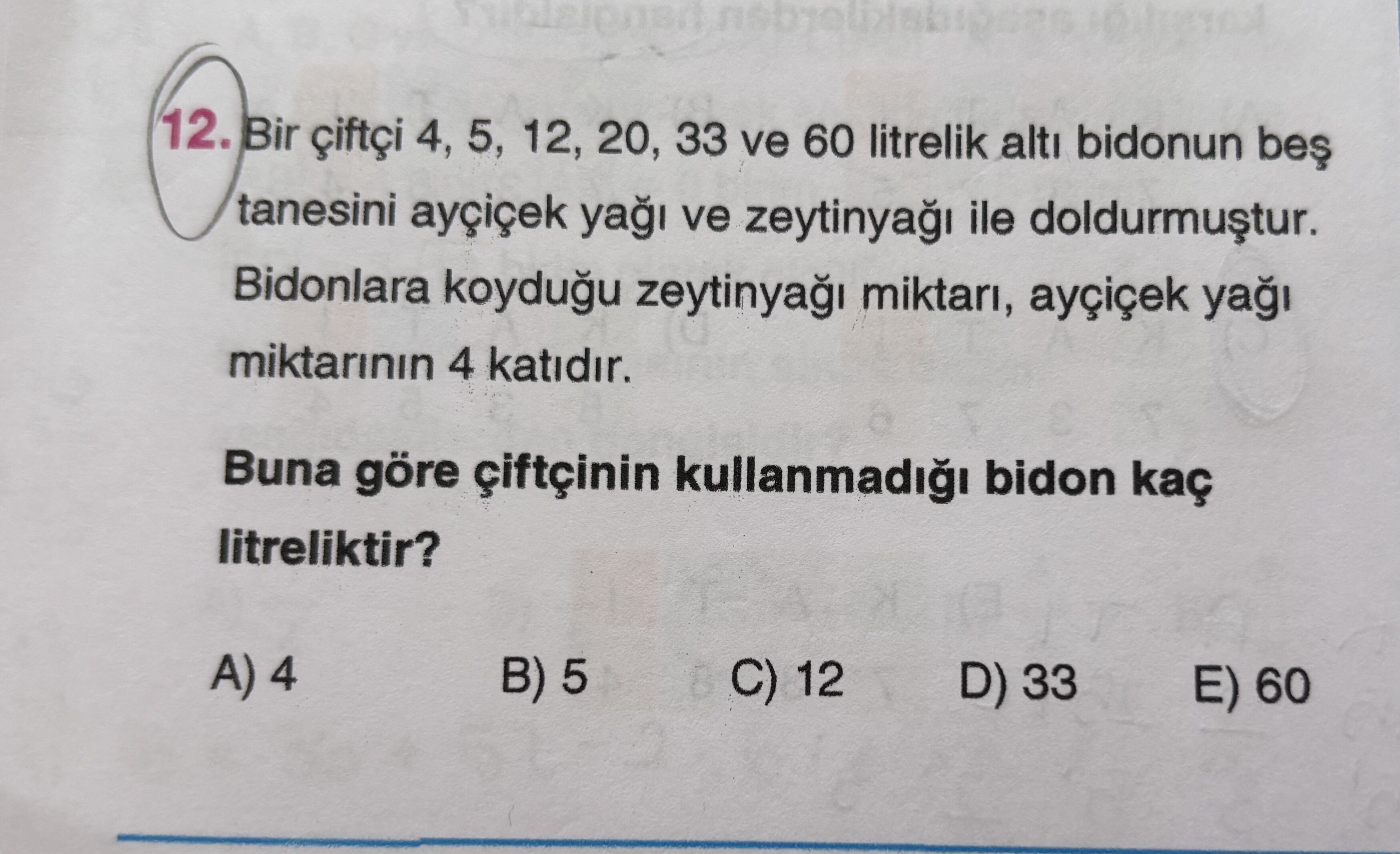 Bir çiftçi 4, 5, 12, 20, 33 ve 60 litrelik altı bidonun beş tanesini ayçiçek yağı ve zeytinyağı ile