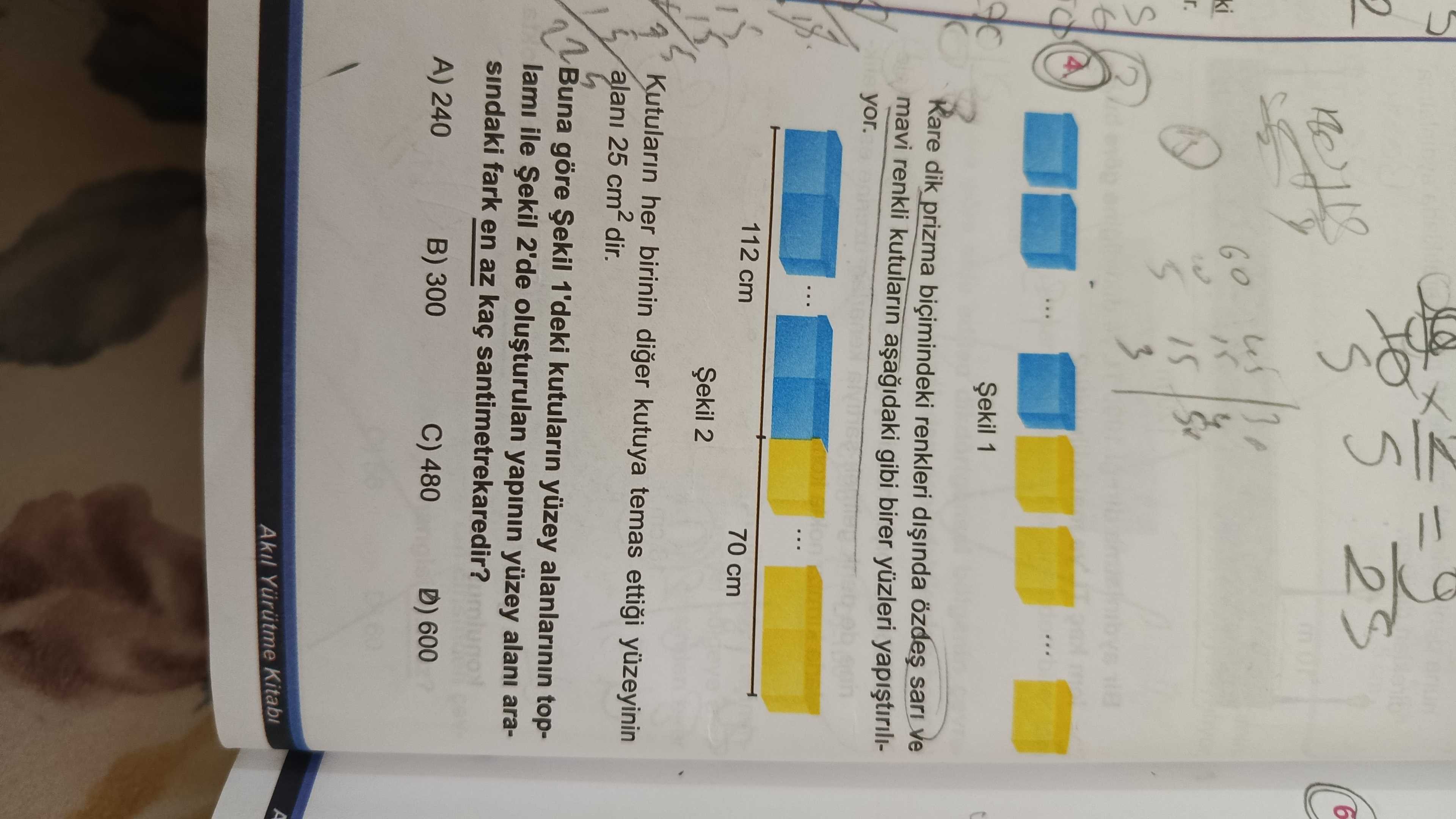 Kare dik prizma biçimindeki kutular renkleri dışında özdeş sarı ve mavi renkli kutuların aşağıdaki