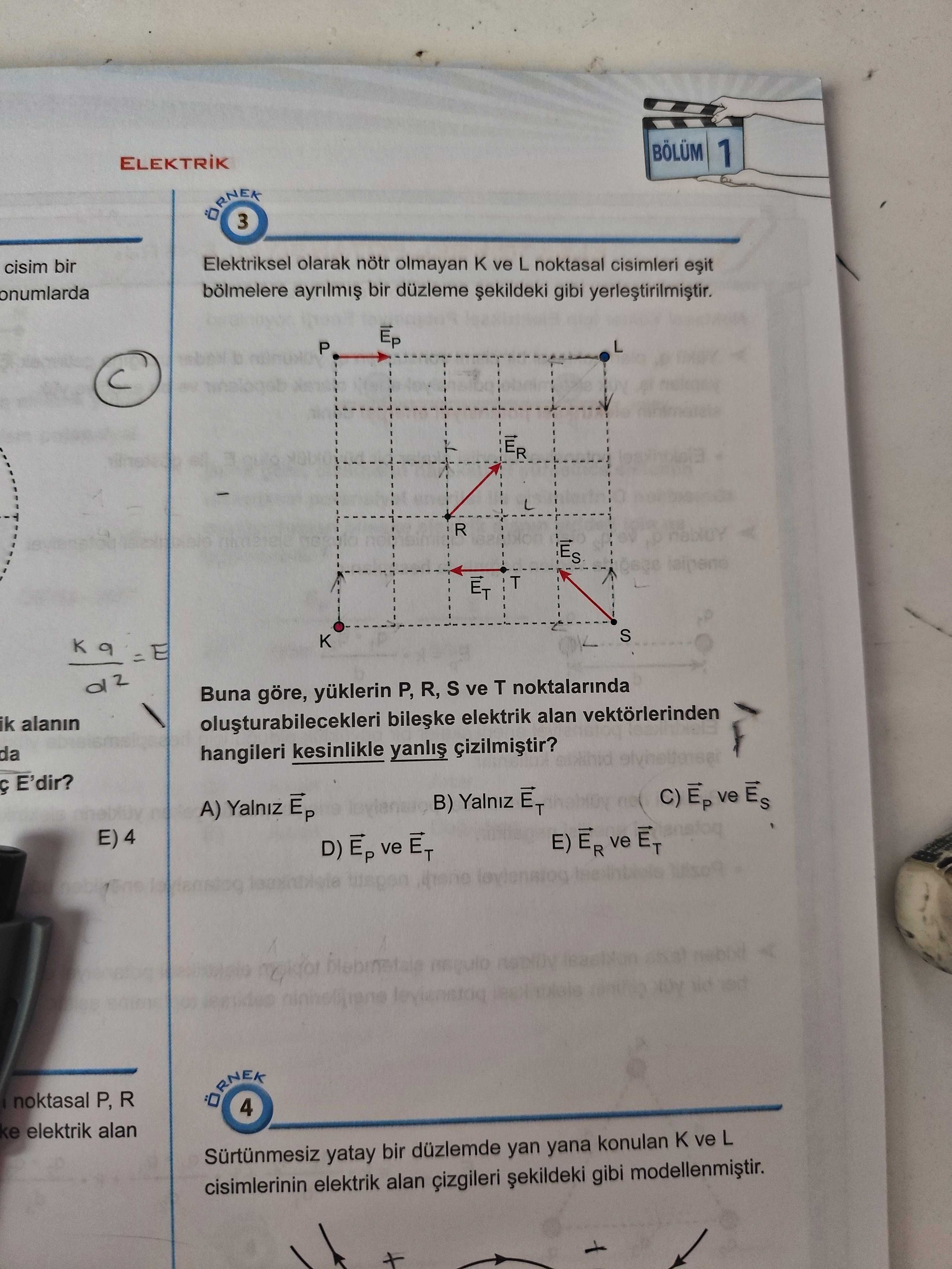 Elektriksel olarak nötr olmayan K ve L noktasal cisimleri eşit bölmelere ayrılmış bir düzleme