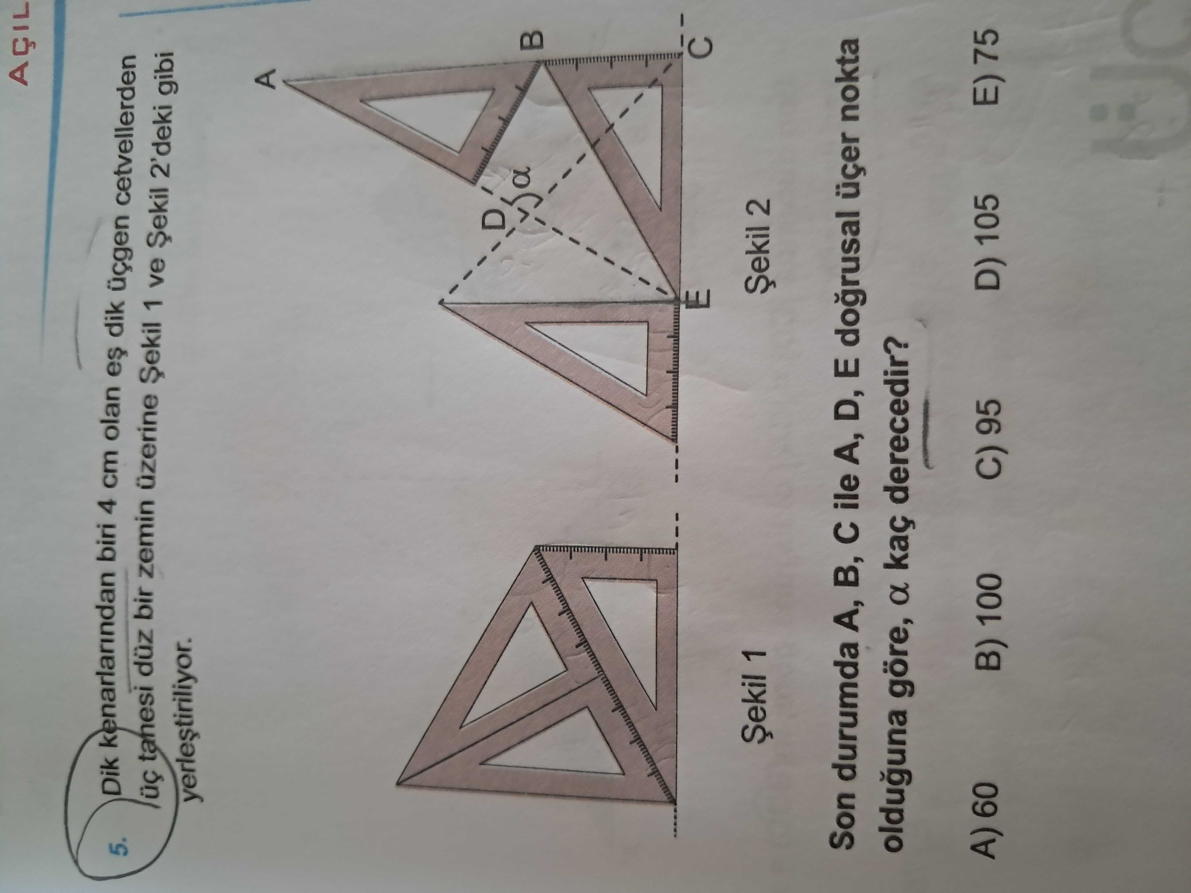 Dik kenarlarından biri 4 cm olan eş dik üçgen cetvellerden üç tanesi düz bir zemin üzerine Şekil 1