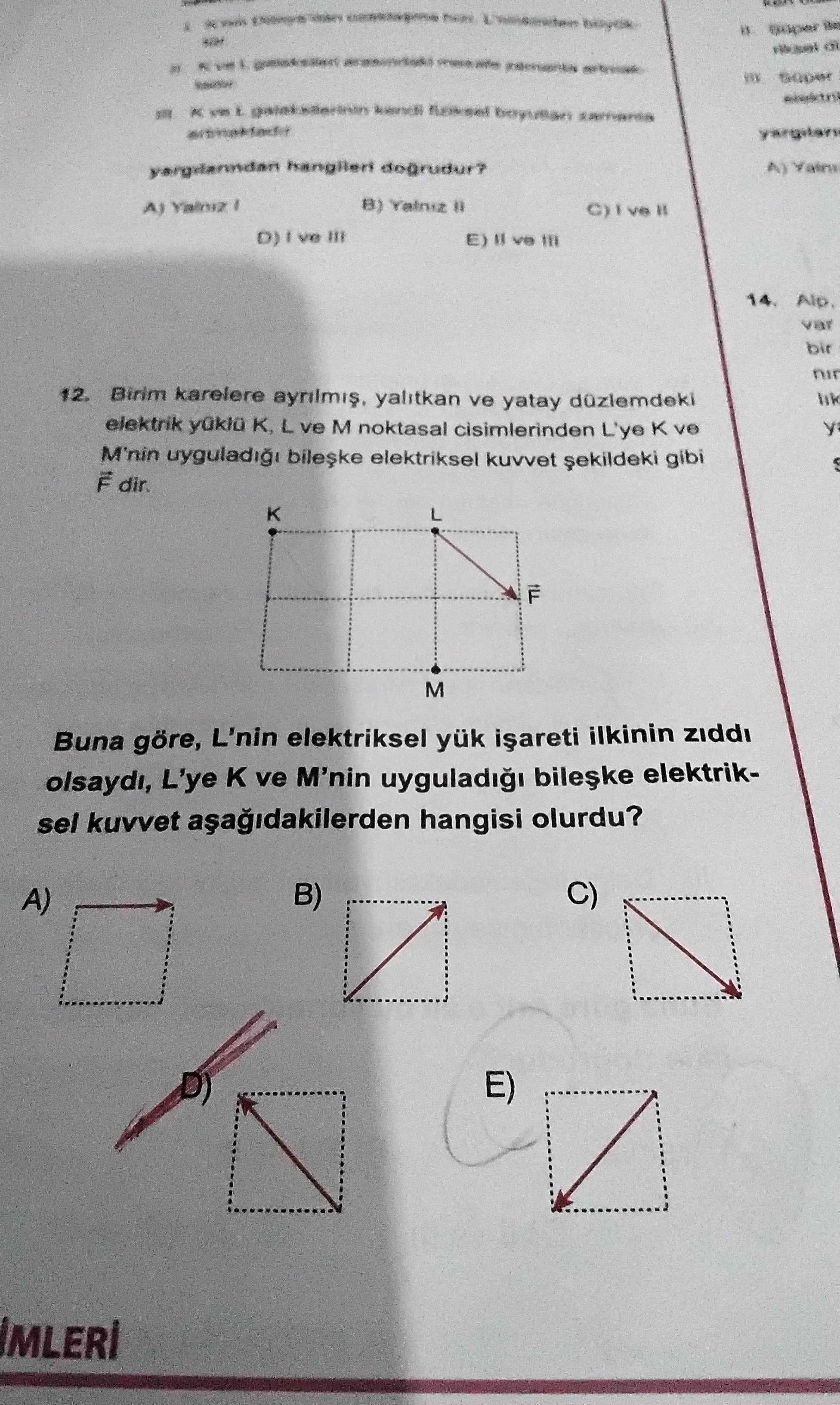 Birim karelere ayrılmış, yalıtkan ve yatay düzlemdeki elektrik yüklü K, L ve M noktasal