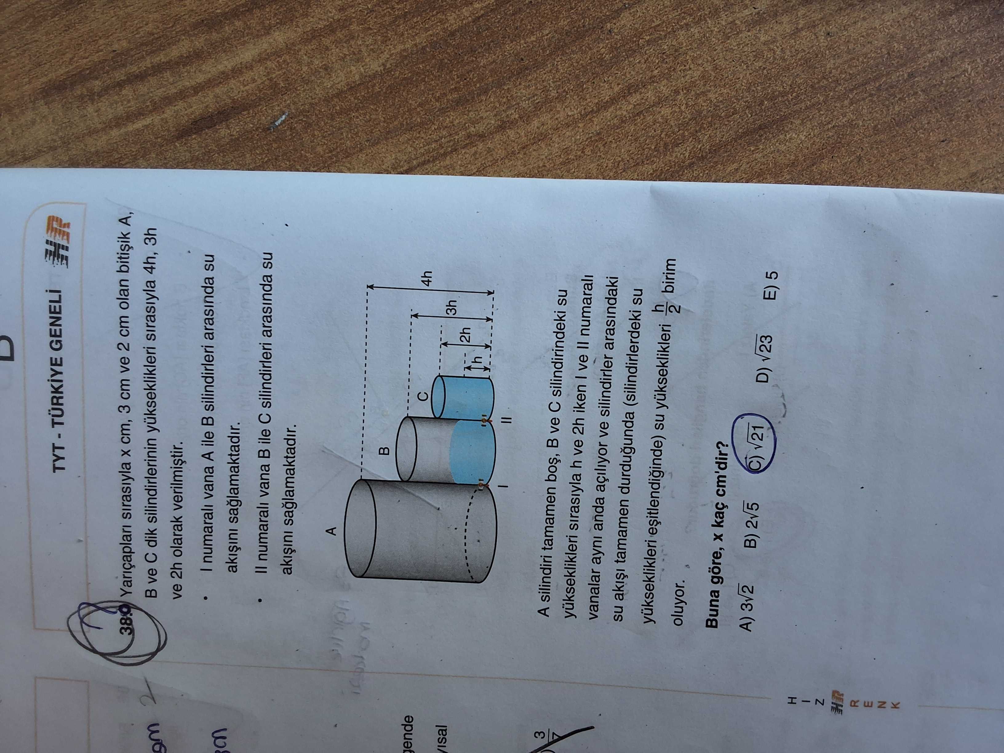 Yarıçapları sırasıyla x cm, 3 cm ve 2 cm olan bitişik A, B ve C dik silindirlerinin yükseklikleri