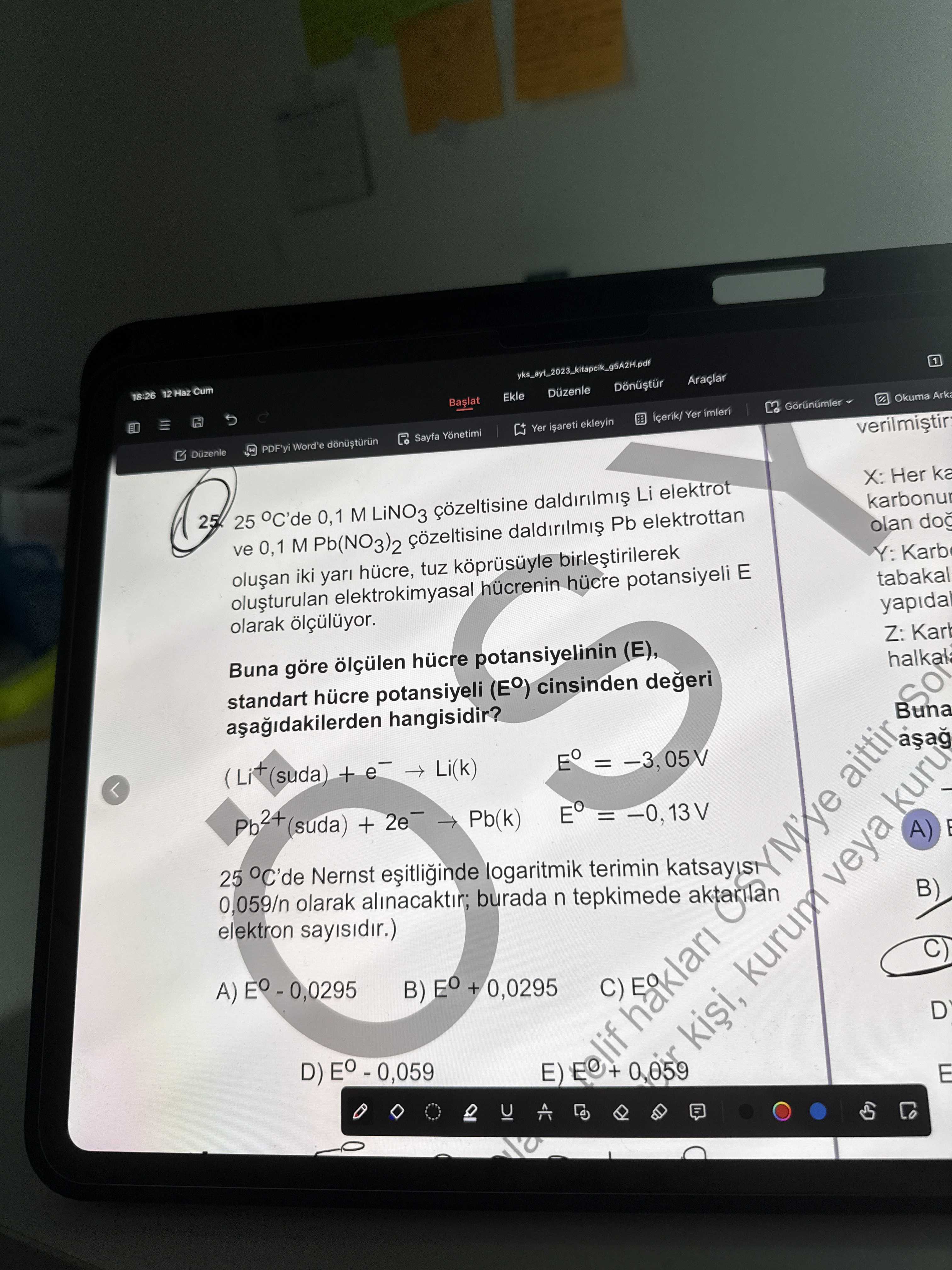 25 °C'de 0,1 M LiNO₃ çözeltisine daldırılmış Li elektrot ve 0,1 M Pb(NO₃)₂ çözeltisine daldırılmış