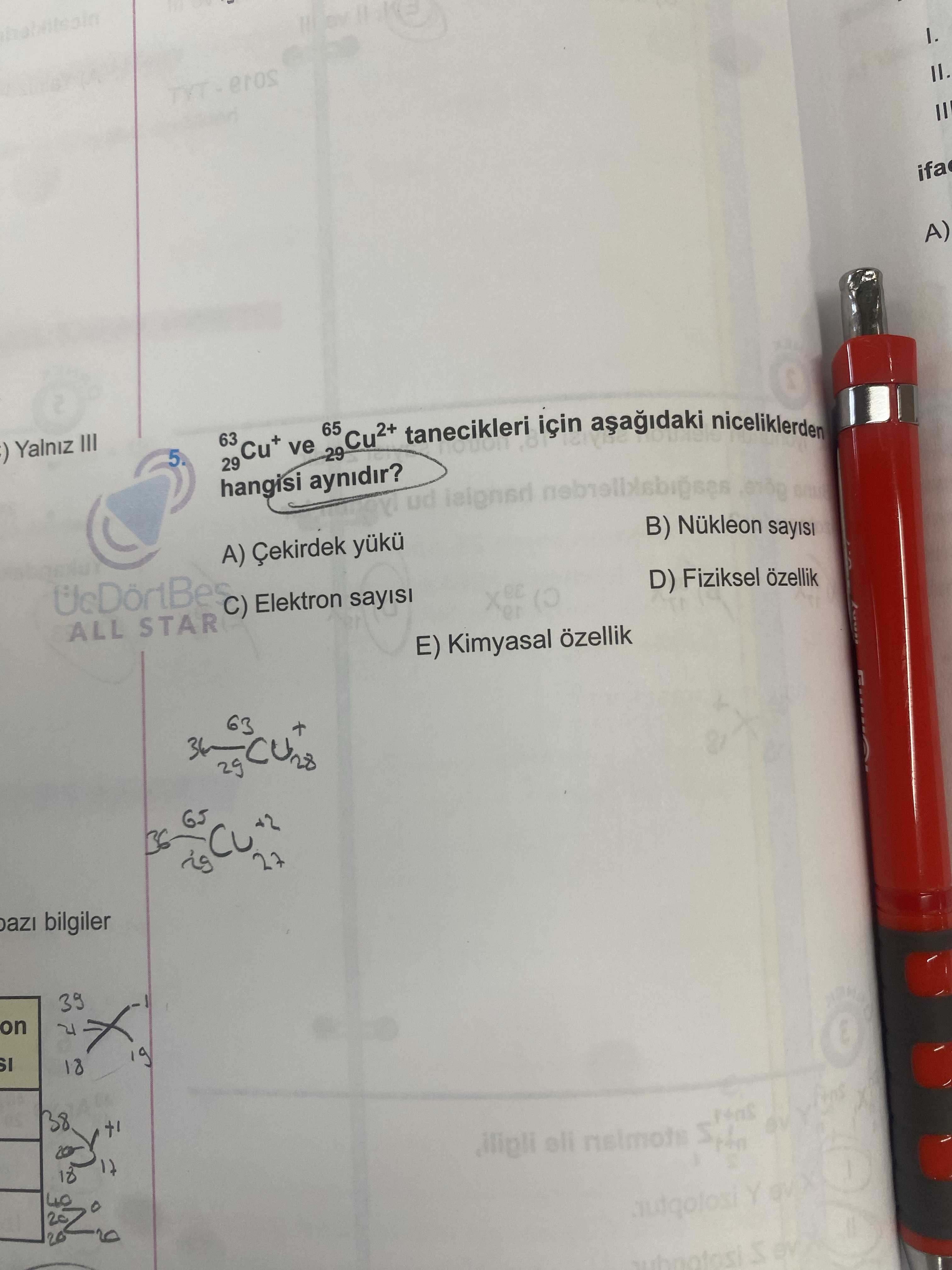 ⁶³₂₉Cu⁺ ve ⁶⁵₂₉Cu²⁺ tanecikleri için aşağıdaki niceliklerden hangisi aynıdır?