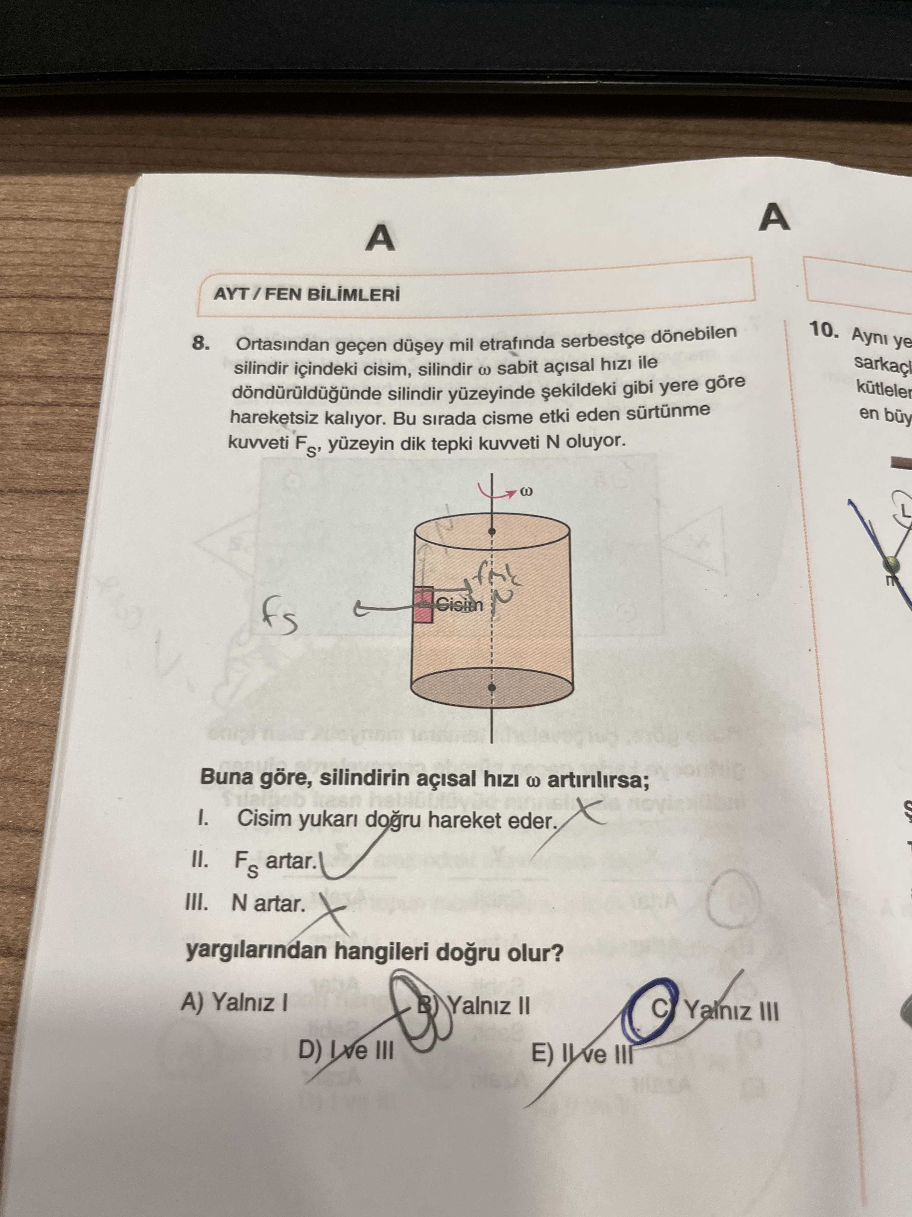 Ortasından geçen düşey mil etrafında serbestçe dönebilen silindir içindeki cisim, silindir ω sabit