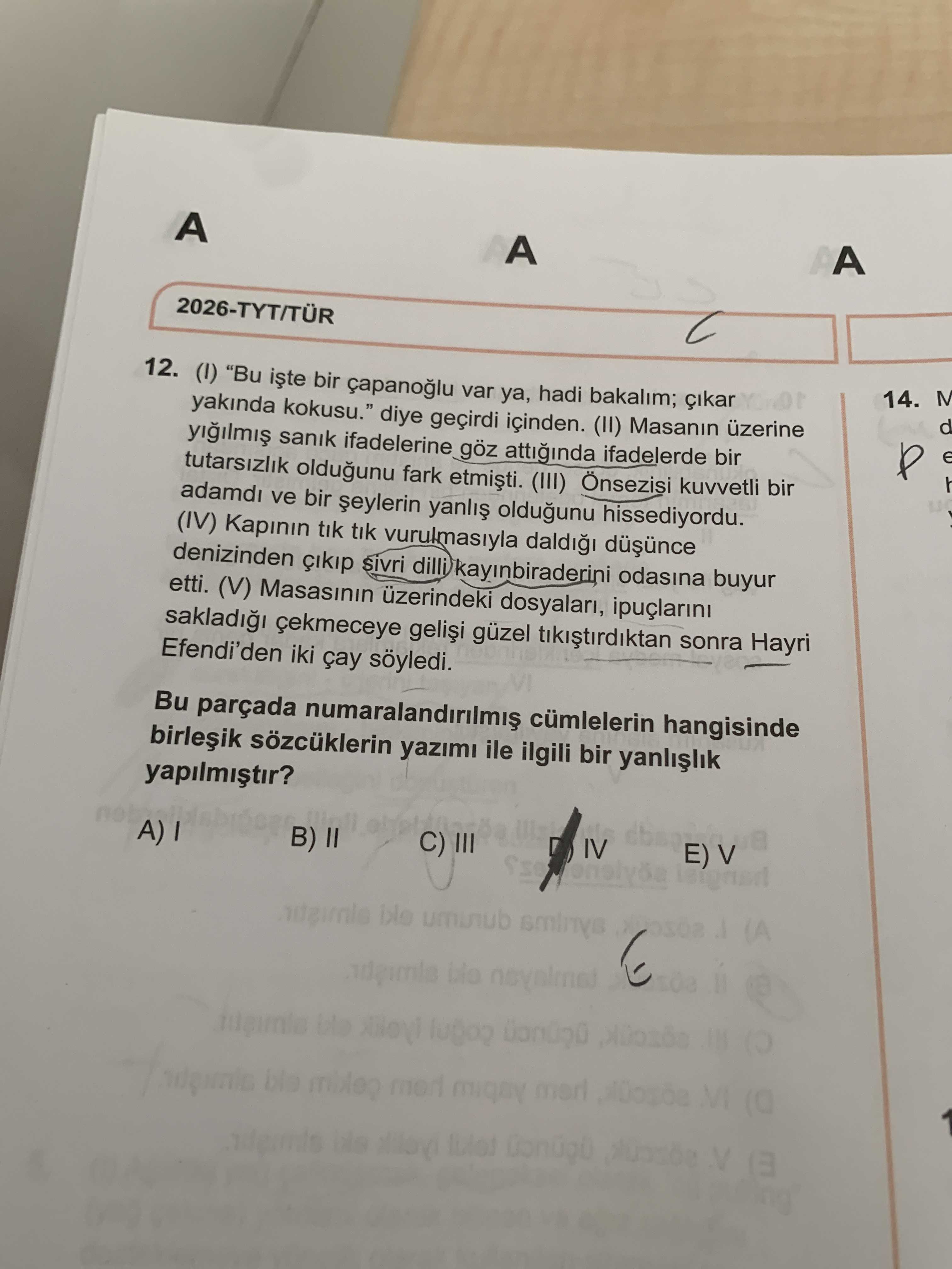 (I) "Bu işte bir çapanoğlu var ya, hadi bakalım; çıkar yakında kokusu." diye geçirdi içinden. (II)