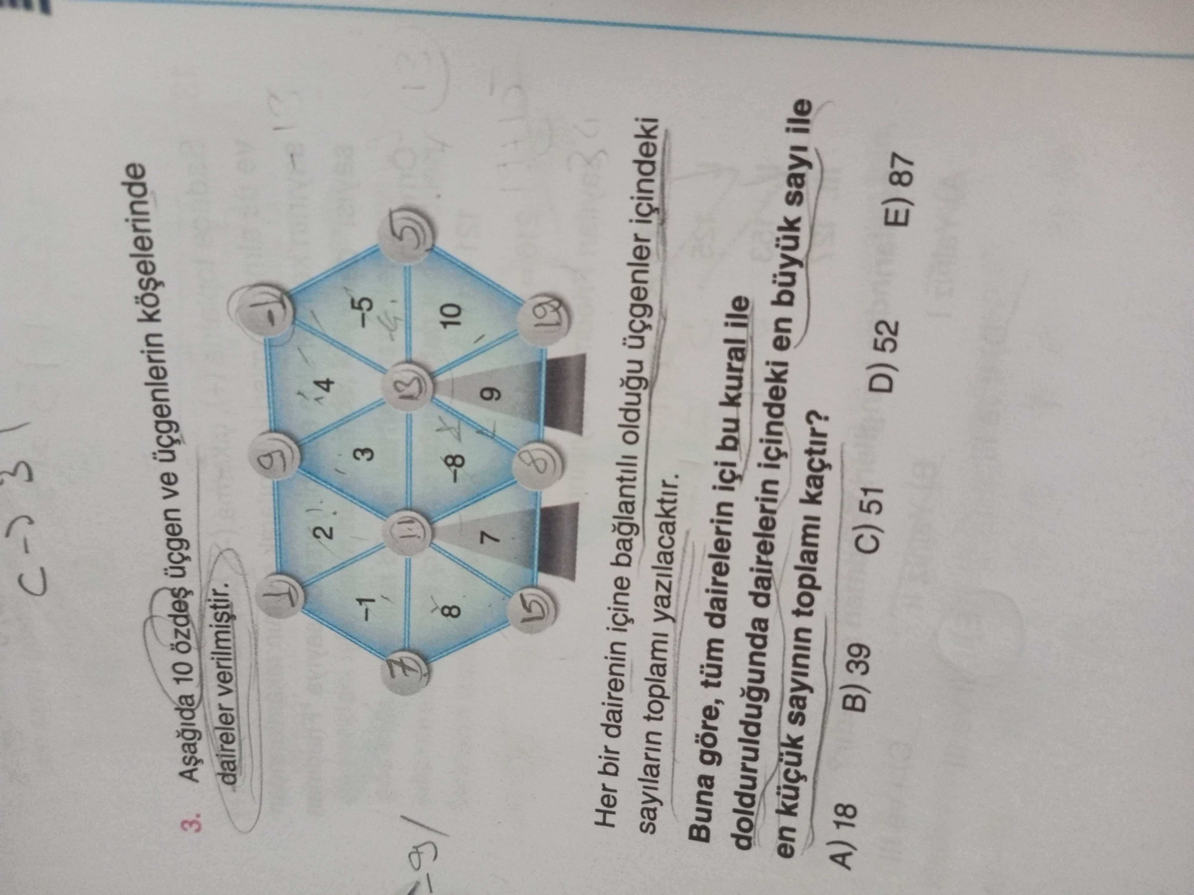 Aşağıda 10 özdeş üçgen ve üçgenlerin köşelerinde daireler verilmiştir. Her bir dairenin içine