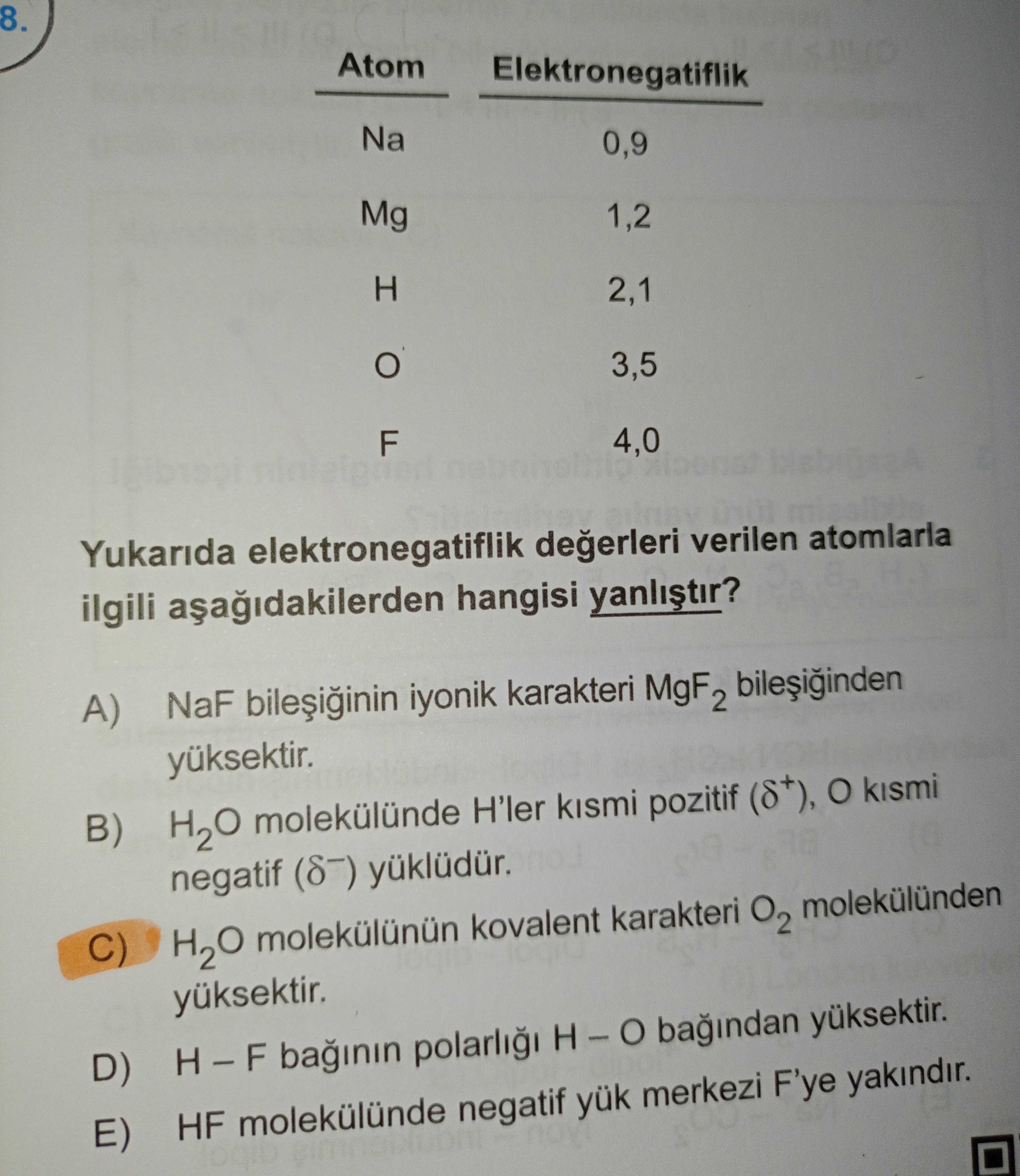 Yukarıda elektronegatiflik değerleri verilen atomlarla ilgili aşağıdakilerden hangisi yanlıştır?