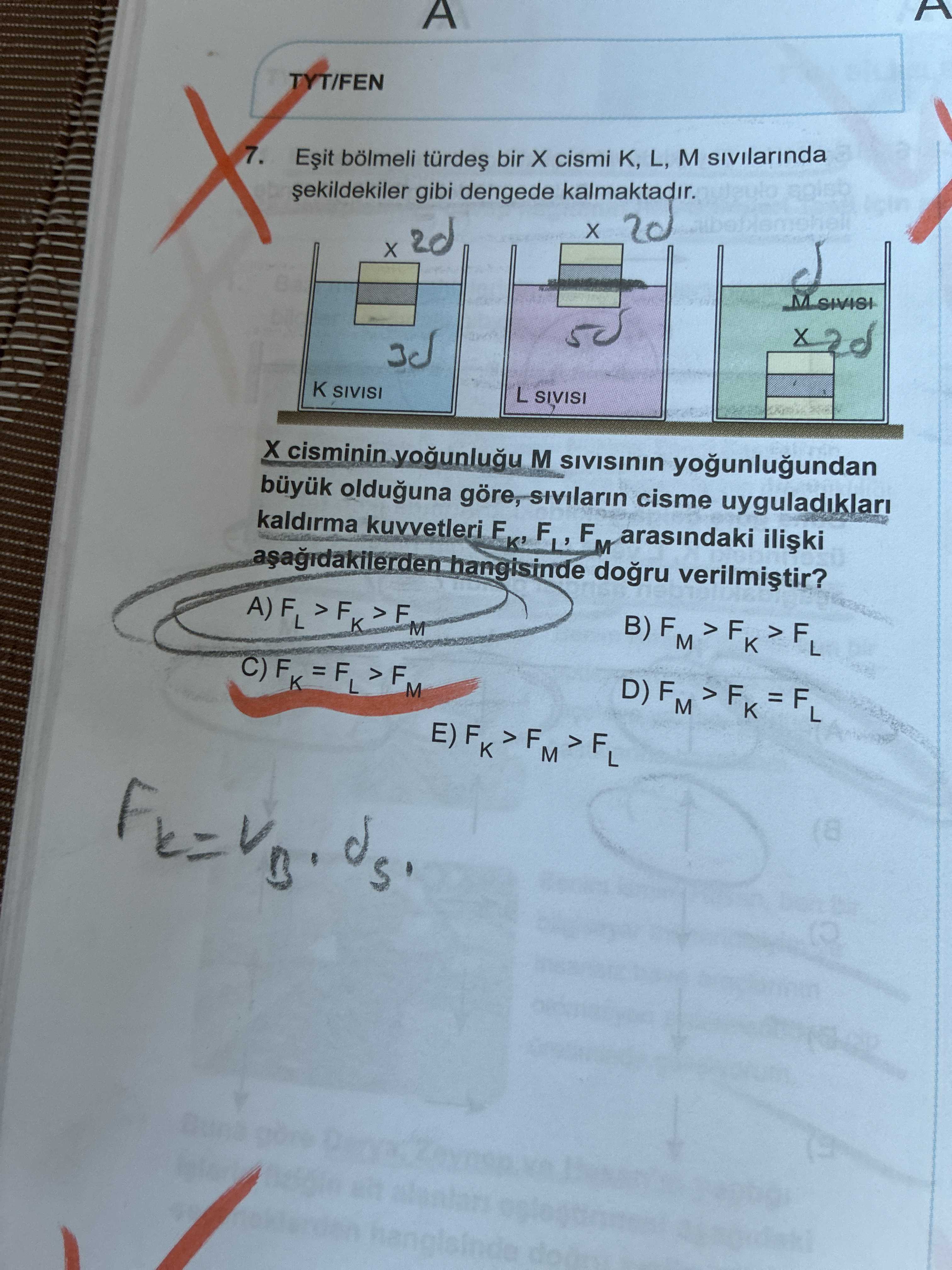 Eşit bölmeli türdeş bir X cismi K, L, M sıvılarında şekildekiler gibi dengede kalmaktadır. X