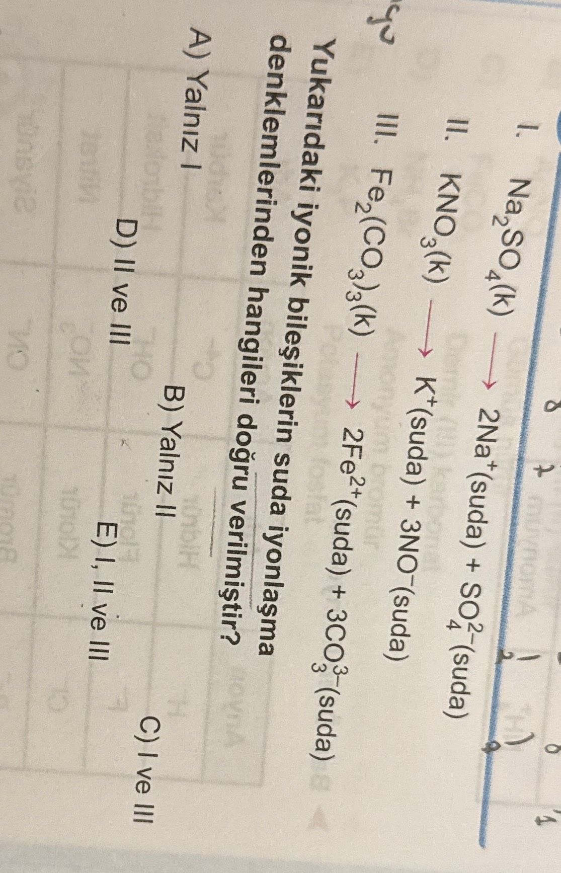 I. Na₂SO₄(k) → 2Na⁺(suda) + SO₄²⁻(suda) II. KNO₃(k) → K⁺(suda) + 3NO⁻(suda) III. Fe₂(CO₃)₃(k) →