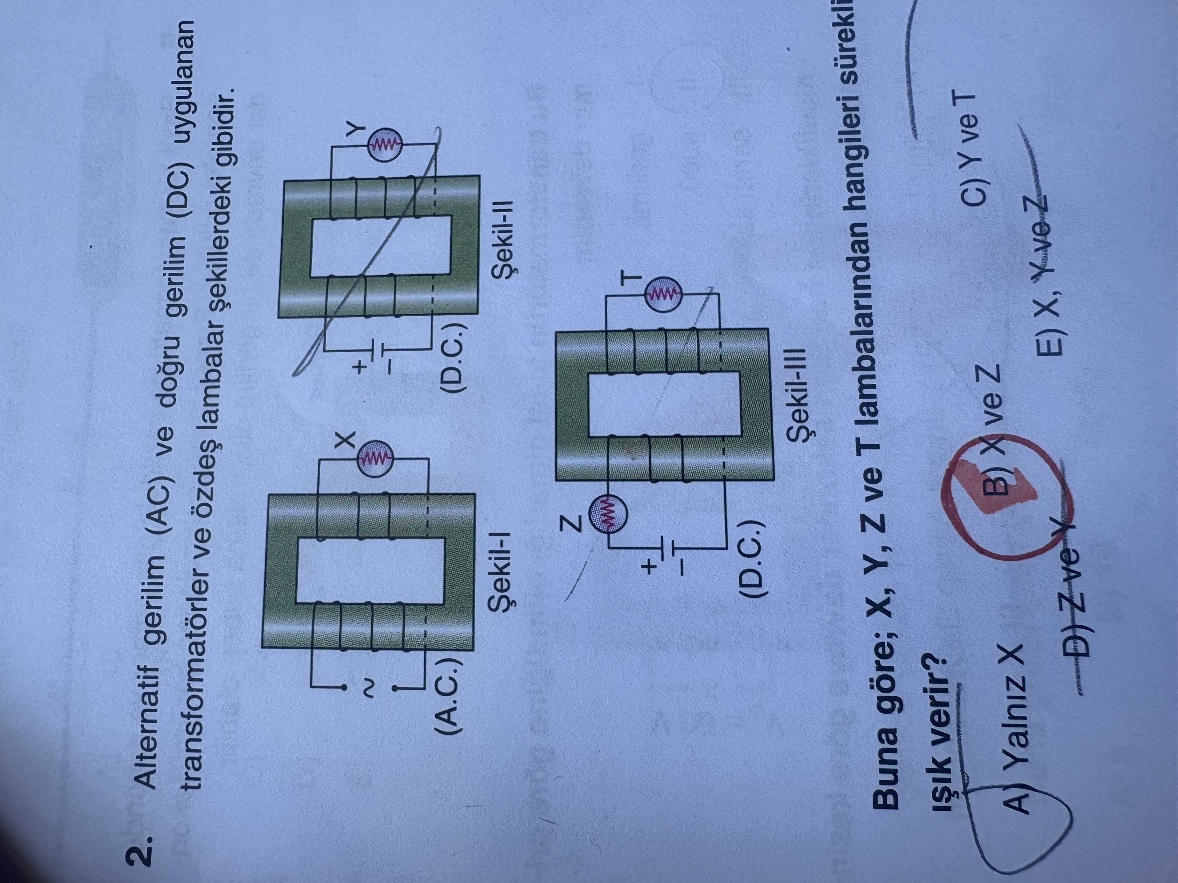 Alternatif gerilim (AC) ve doğru gerilim (DC) uygulanan transformatörler ve özdeş lambalar