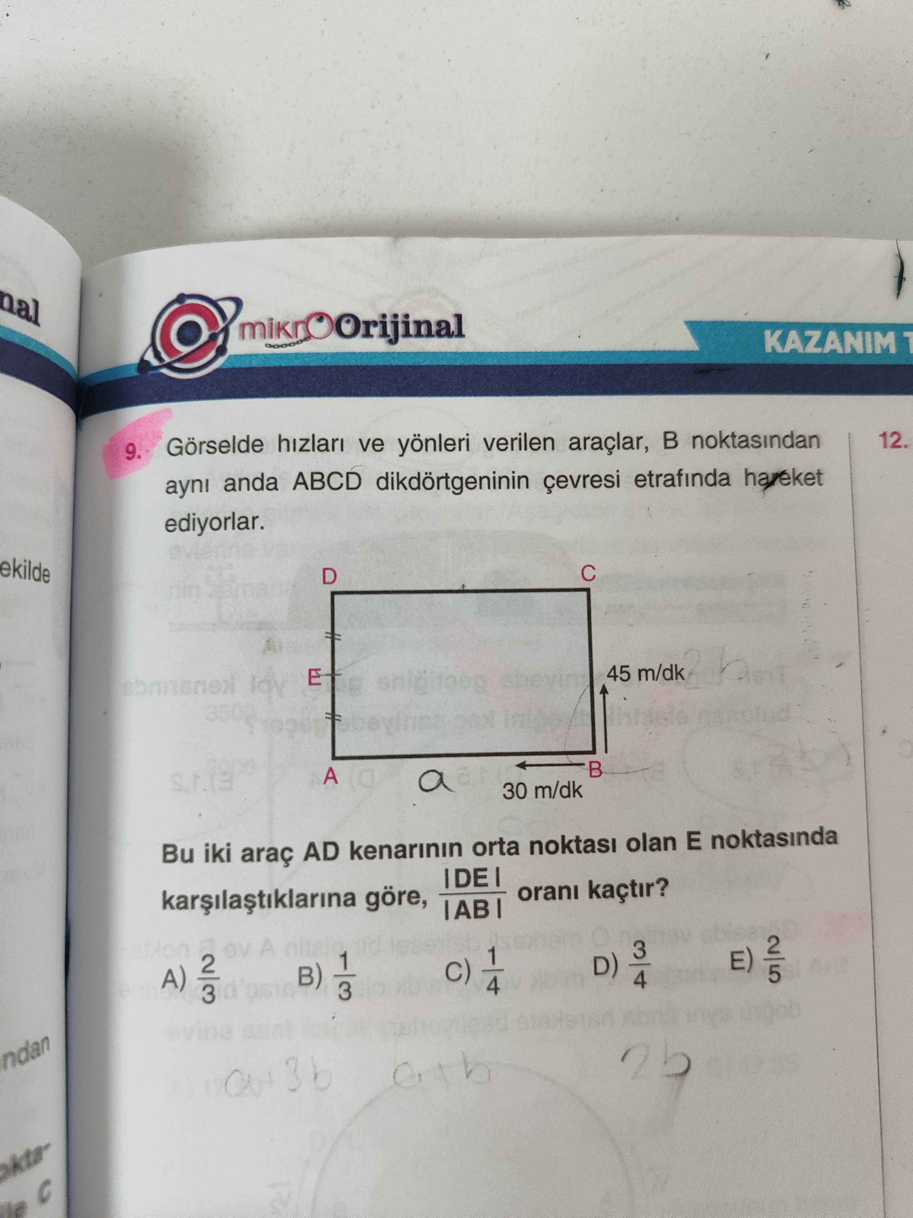 Görselde hızları ve yönleri verilen araçlar, B noktasından aynı anda ABCD dikdörtgeninin çevresi