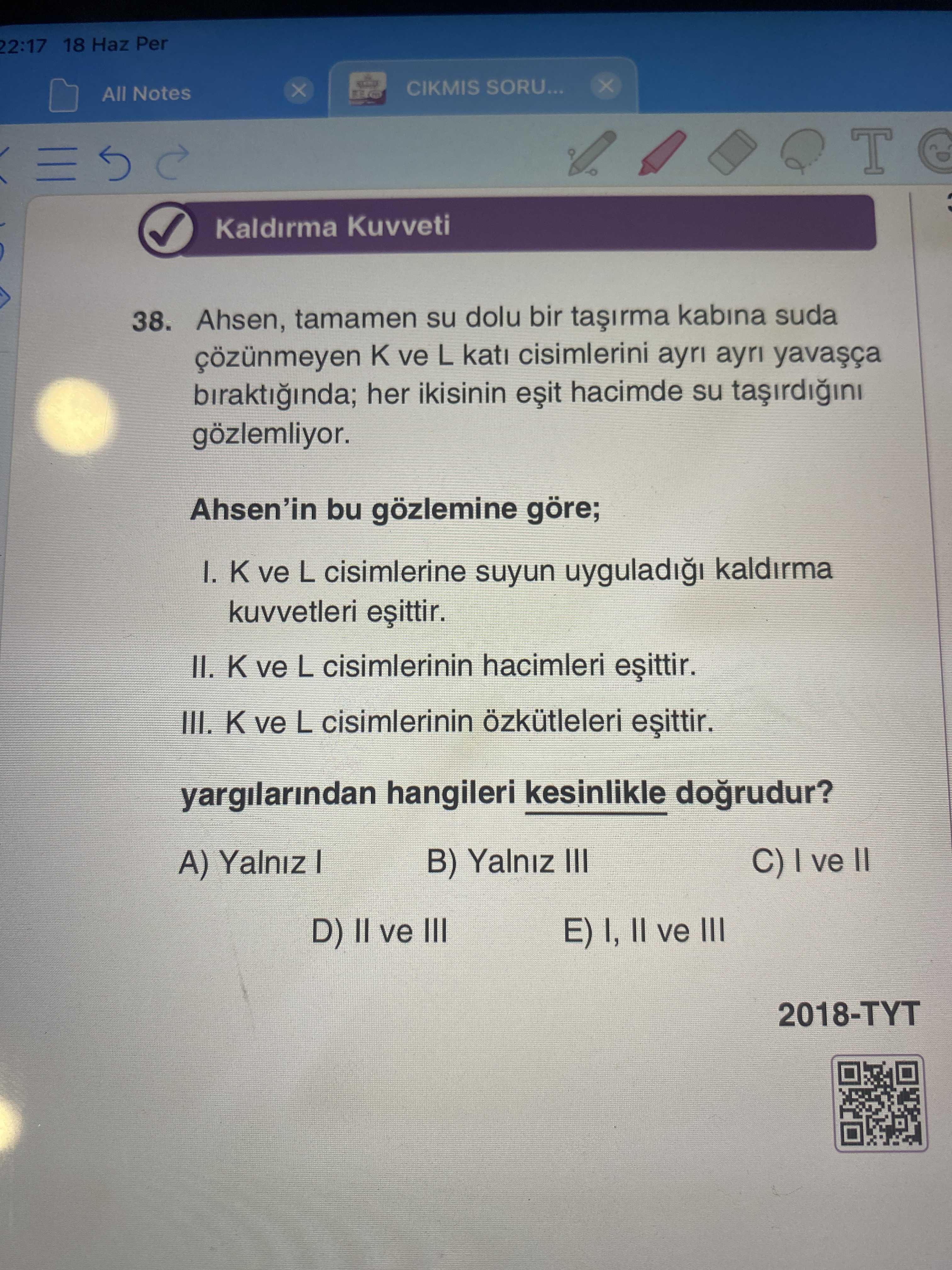 Ahsen, tamamen su dolu bir taşırma kabına suda çözünmeyen K ve L katı cisimlerini ayrı ayrı yavaşça