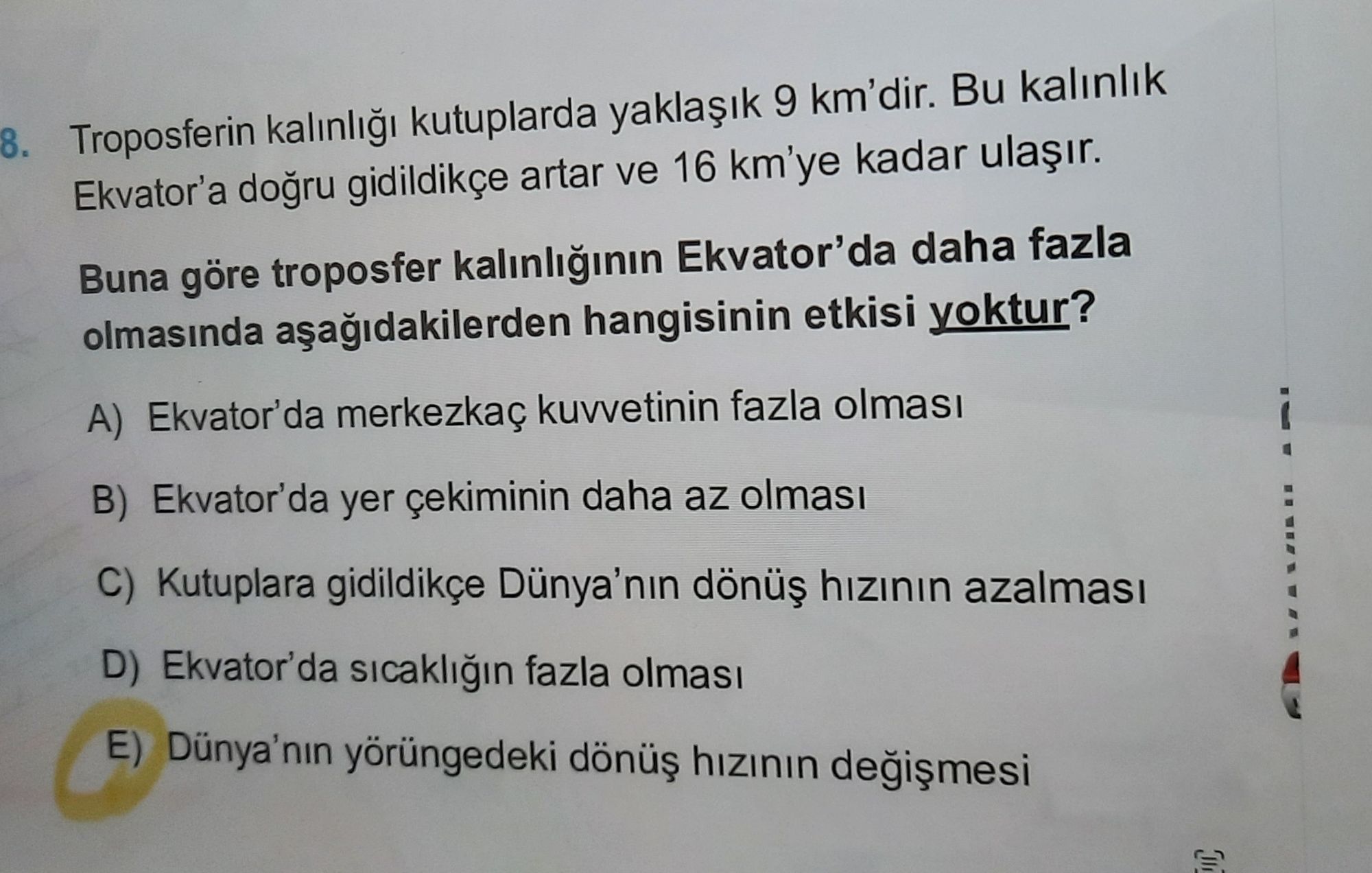 Troposferin kalınlığı kutuplarda yaklaşık 9 km'dir. Bu kalınlık Ekvator'a doğru gidildikçe artar ve
