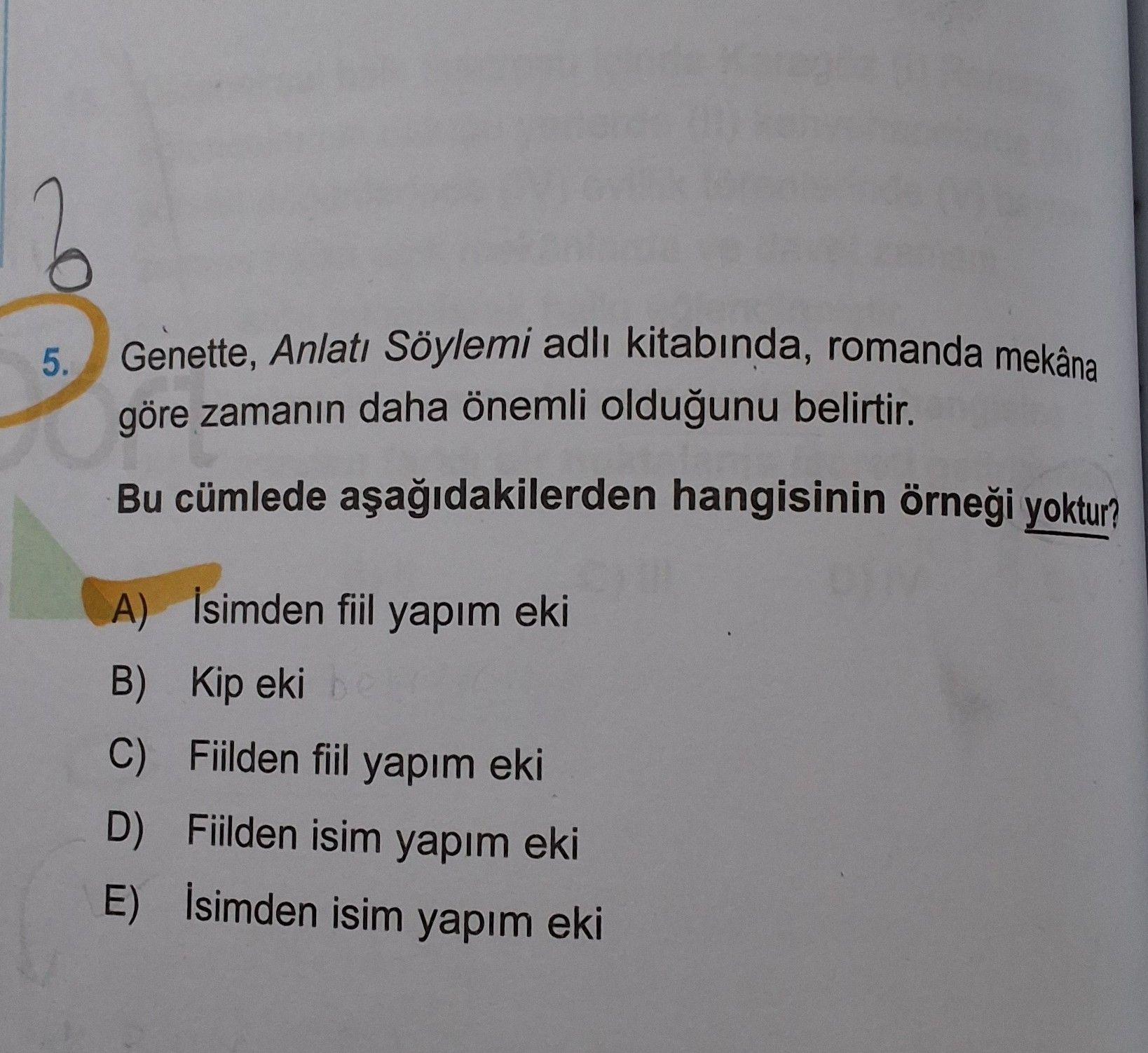 Genette, Anlatı Söylemi adlı kitabında, romanda mekâna göre zamanın daha önemli olduğunu belirtir