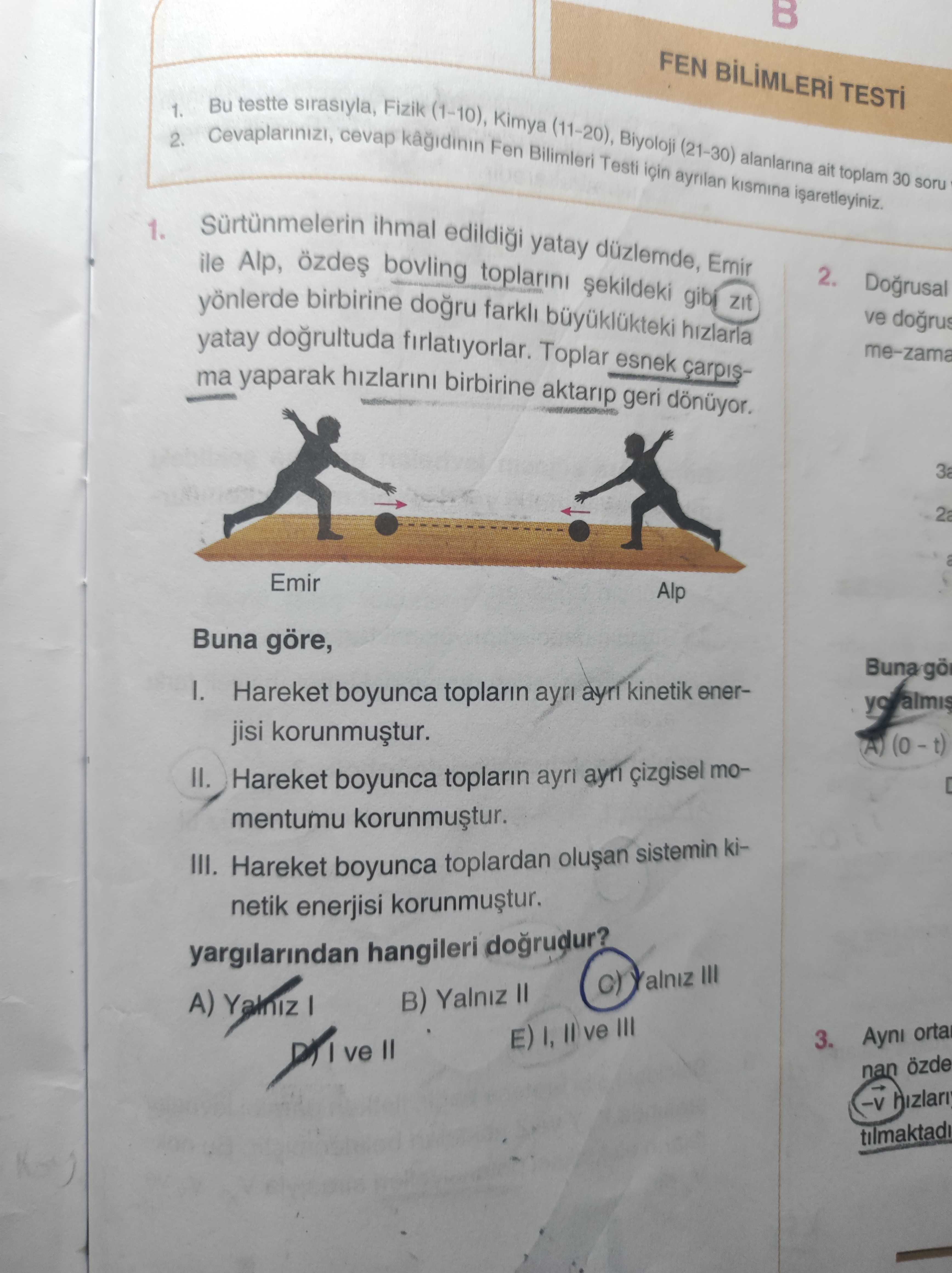 Sürtünmelerin ihmal edildiği yatay düzlemde, Emir ile Alp, özdeş bovling toplarını şekildeki gibi
