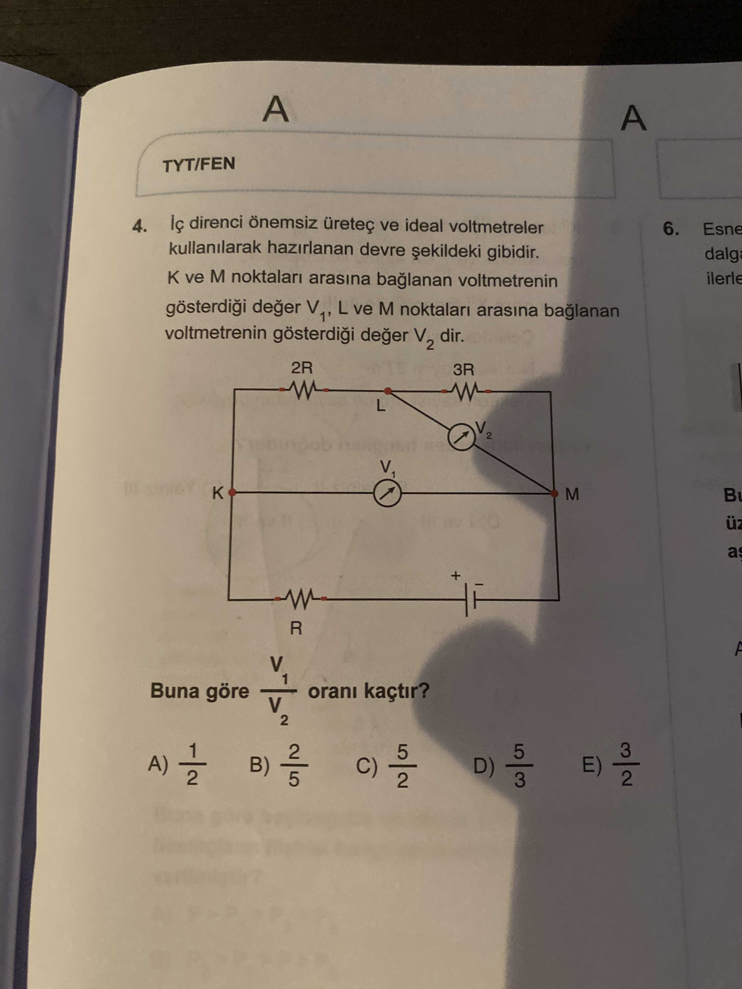 İç direnci önemsiz üreteç ve ideal voltmetreler kullanılarak hazırlanan devre şekildeki gibidir. K
