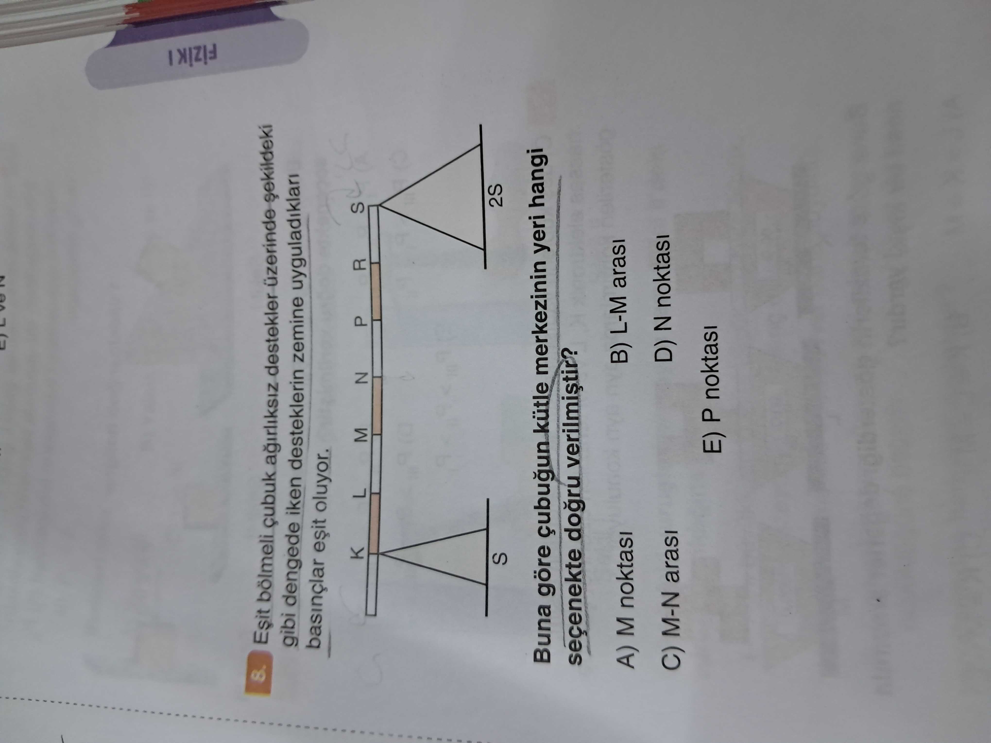 Eşit bölmeli çubuk ağırlıksız destekler üzerinde şekildeki gibi dengede iken desteklerin zemine